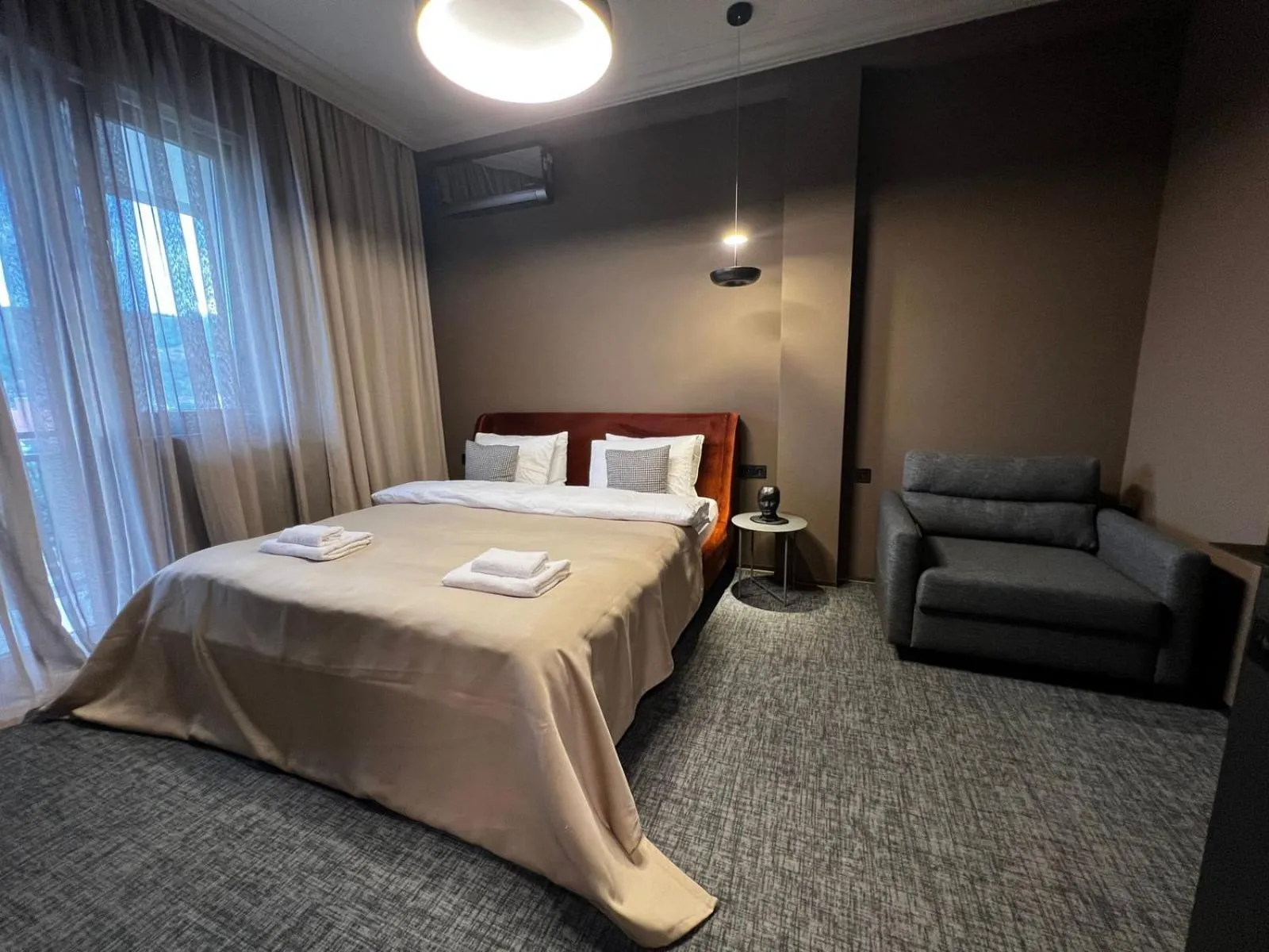 Photo of the whole room, Bed in Apart leitmotif