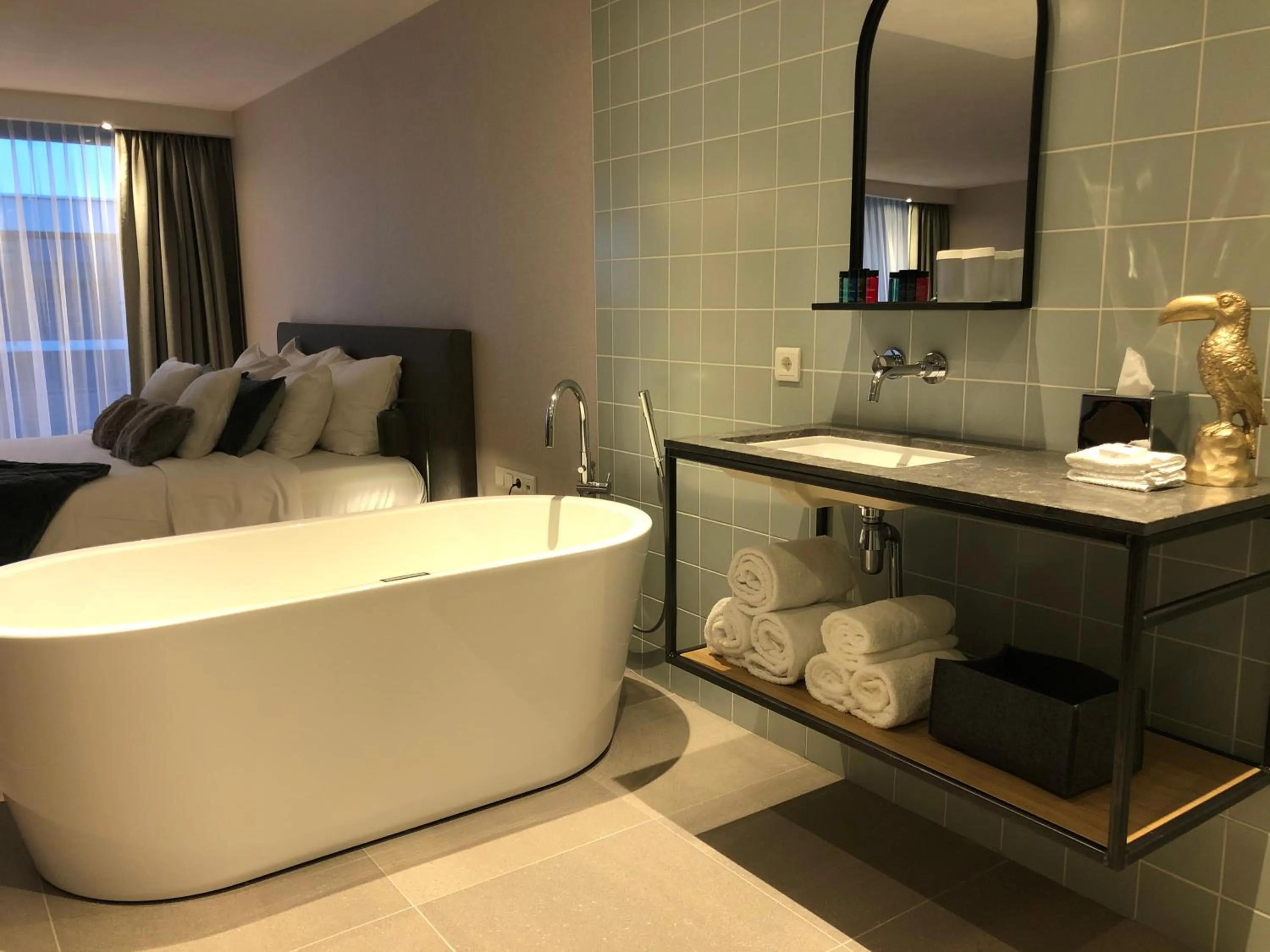 Bathroom, Bed in Van der Valk Hotel Sassenheim - Leiden