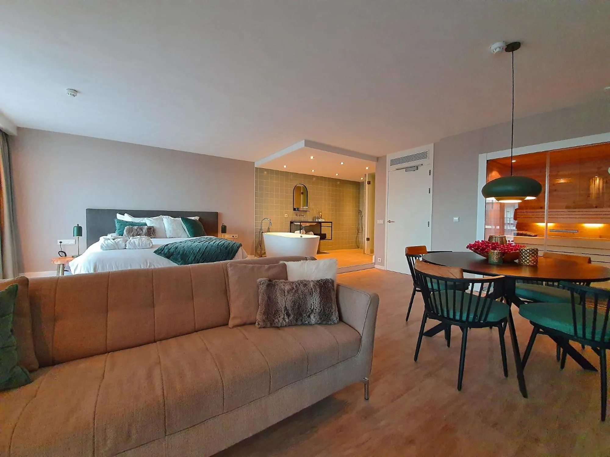 Photo of the whole room, Bed in Van der Valk Hotel Sassenheim - Leiden