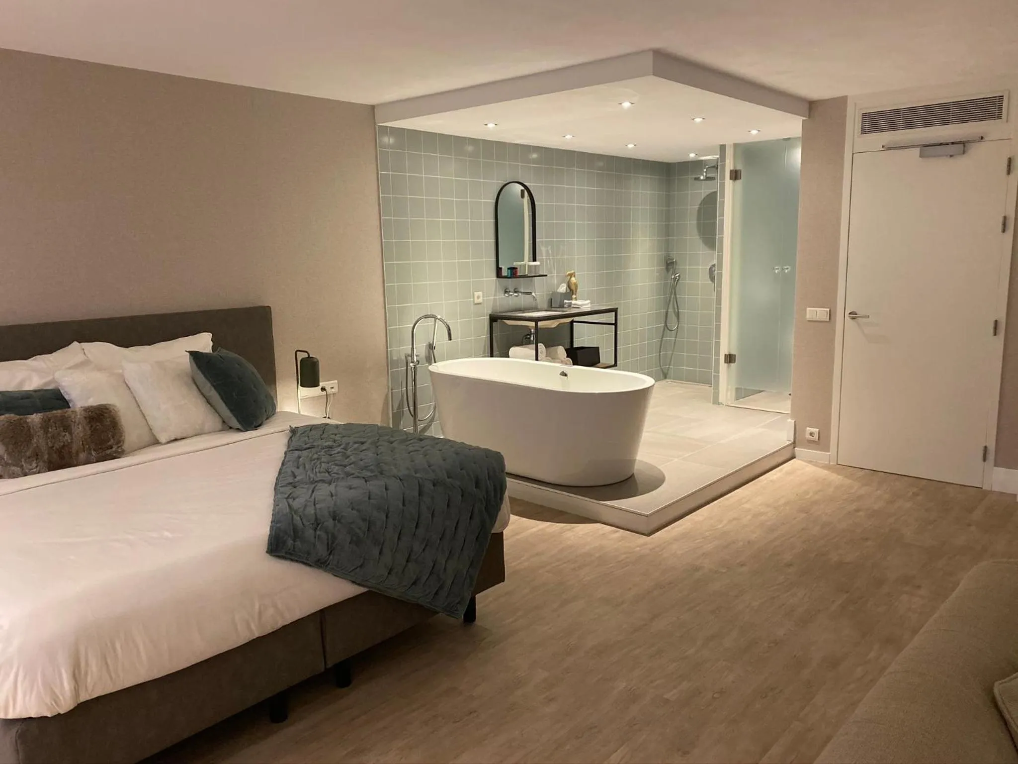 Shower, Bed in Van der Valk Hotel Sassenheim - Leiden