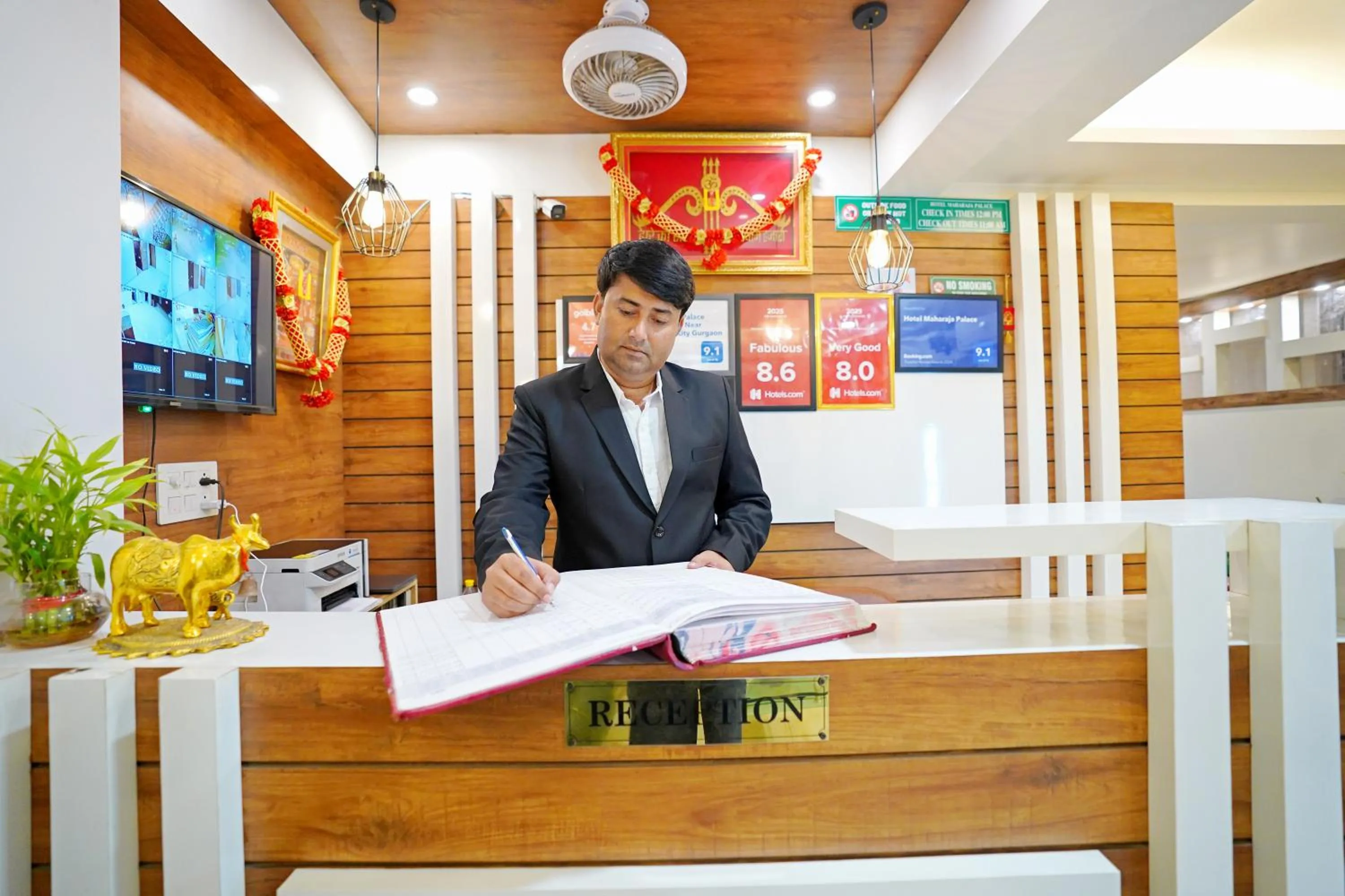 Lobby or reception in Hotel Maharaja Palace Boutique Hotels Near Medanta Medicity Gurgaon