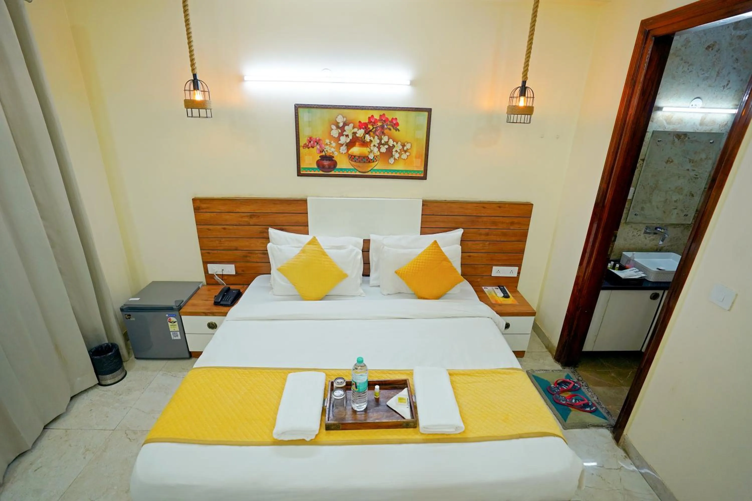 Bed in Hotel Maharaja Palace Boutique Hotels Near Medanta Medicity Gurgaon