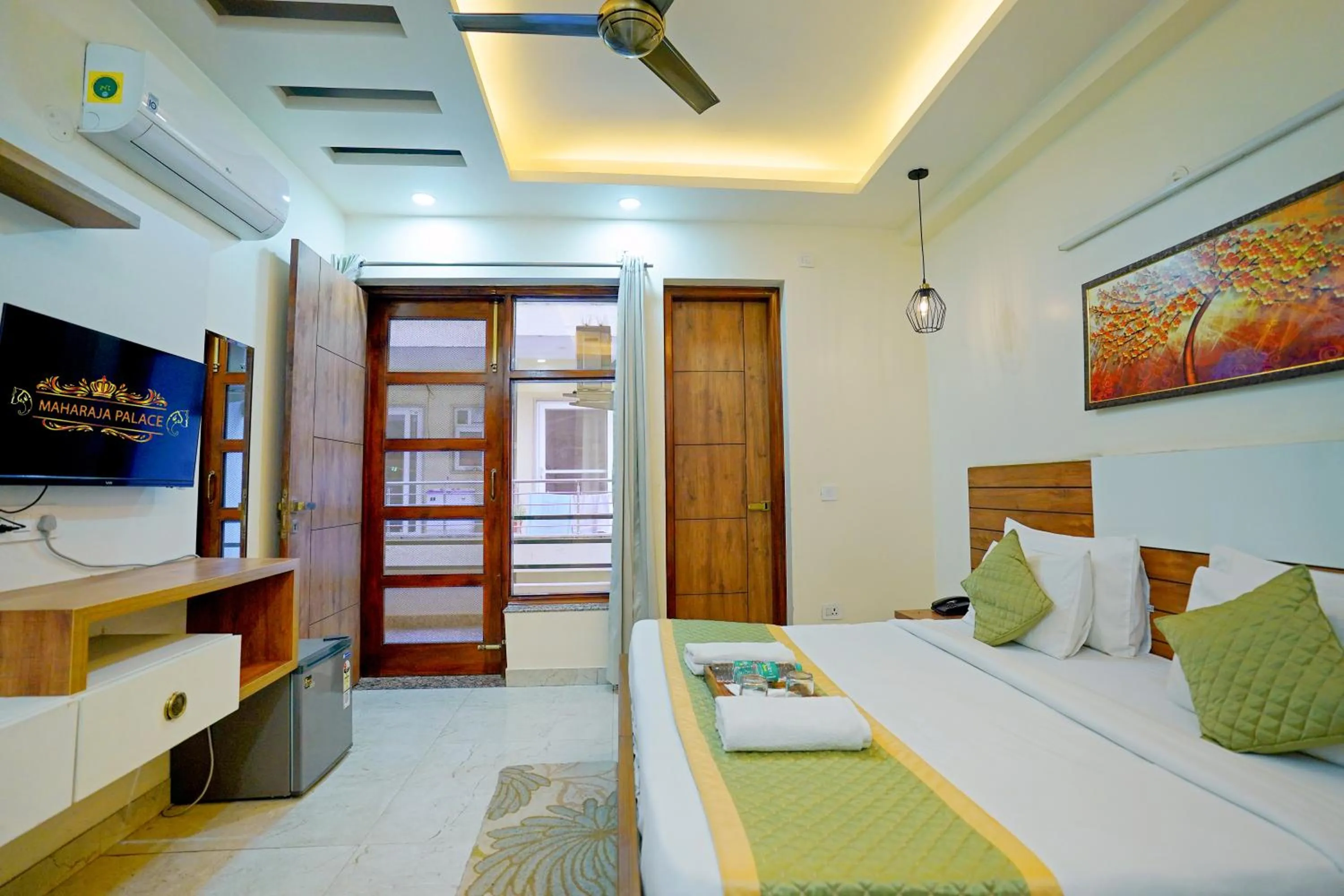 Balcony/Terrace, Bed in Hotel Maharaja Palace Boutique Hotels Near Medanta Medicity Gurgaon