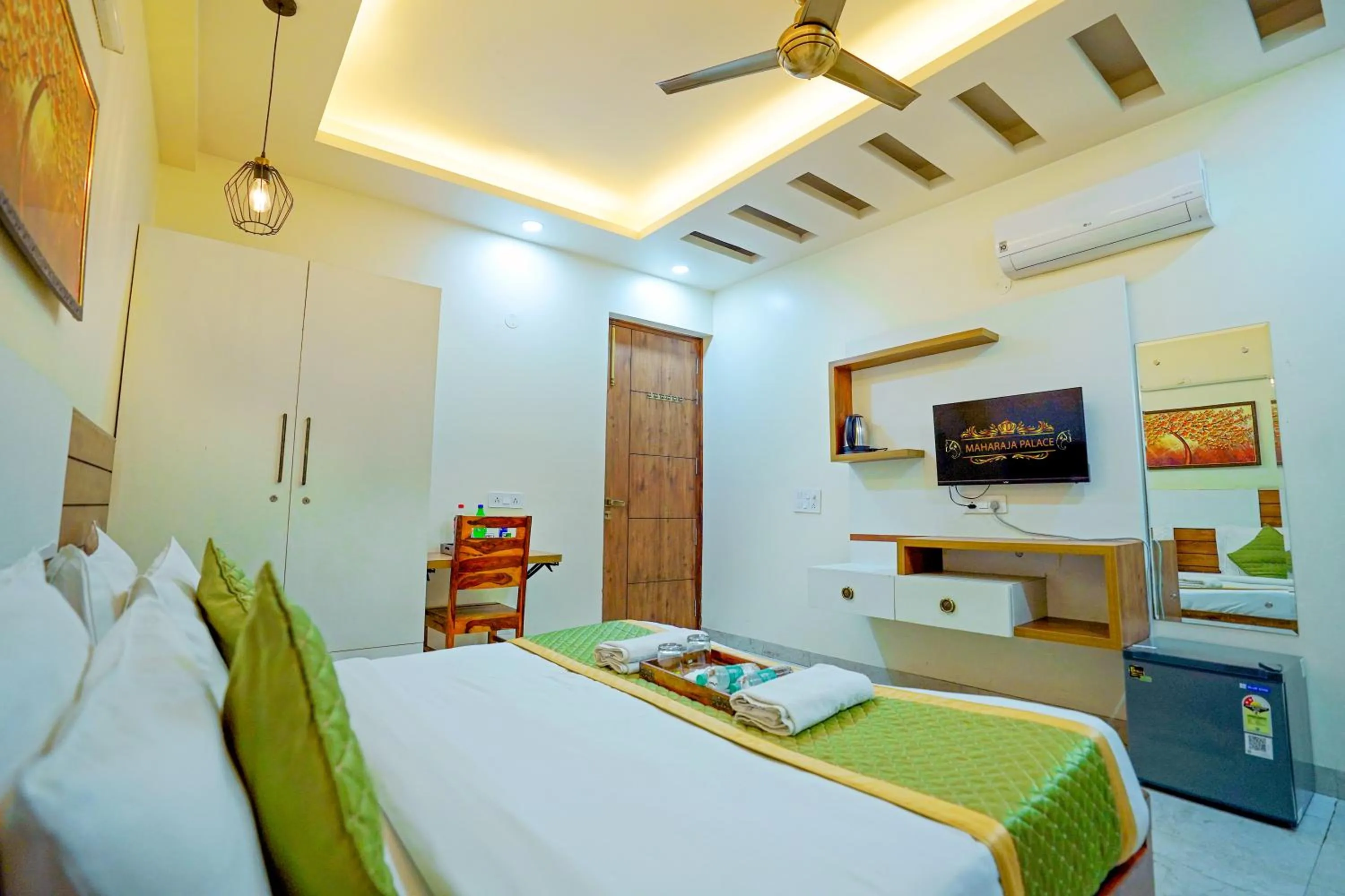 Bedroom, Bed in Hotel Maharaja Palace Boutique Hotels Near Medanta Medicity Gurgaon