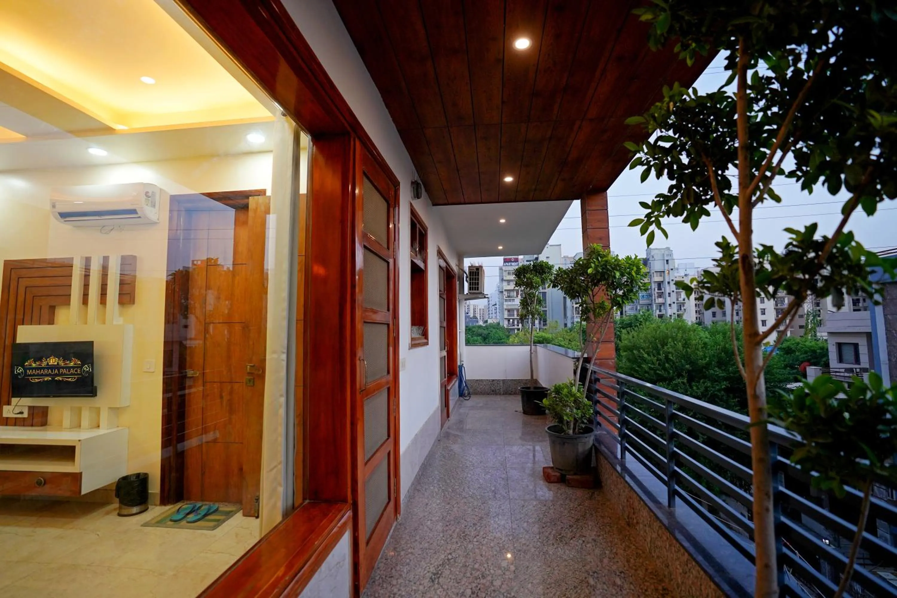 Bed in Hotel Maharaja Palace Boutique Hotels Near Medanta Medicity Gurgaon