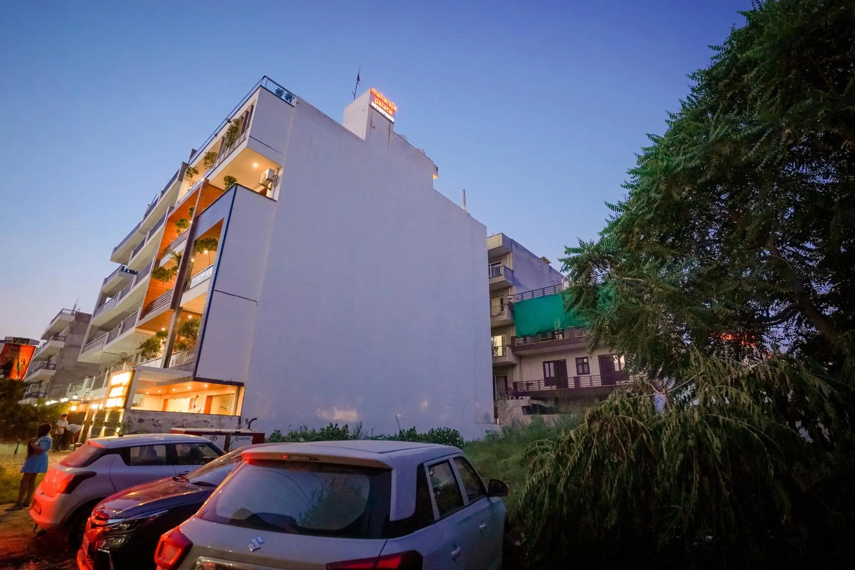 Parking in Hotel Maharaja Palace Boutique Hotels Near Medanta Medicity Gurgaon