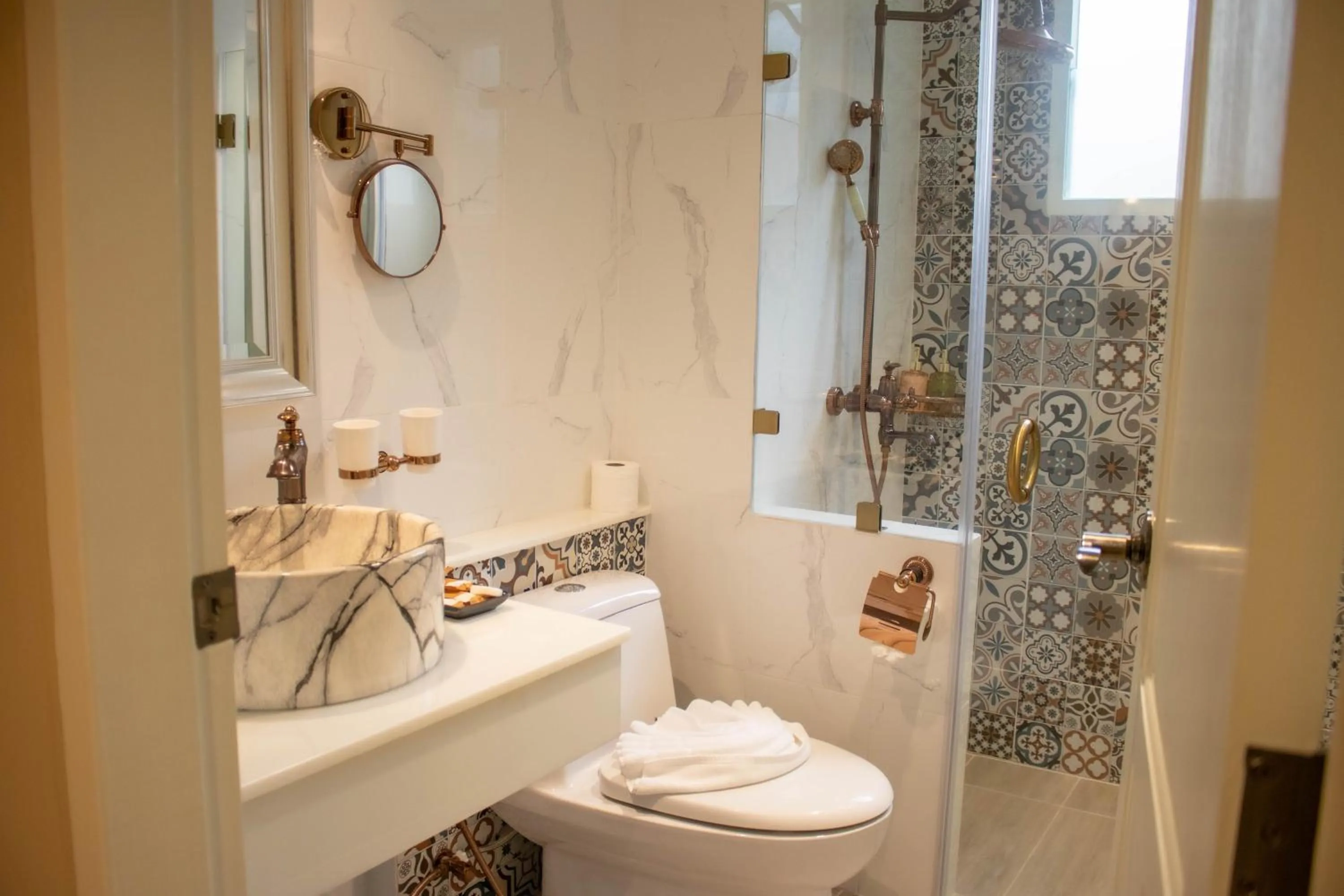 Shower in Siri Ratchadamnoen Bangkok Hotel