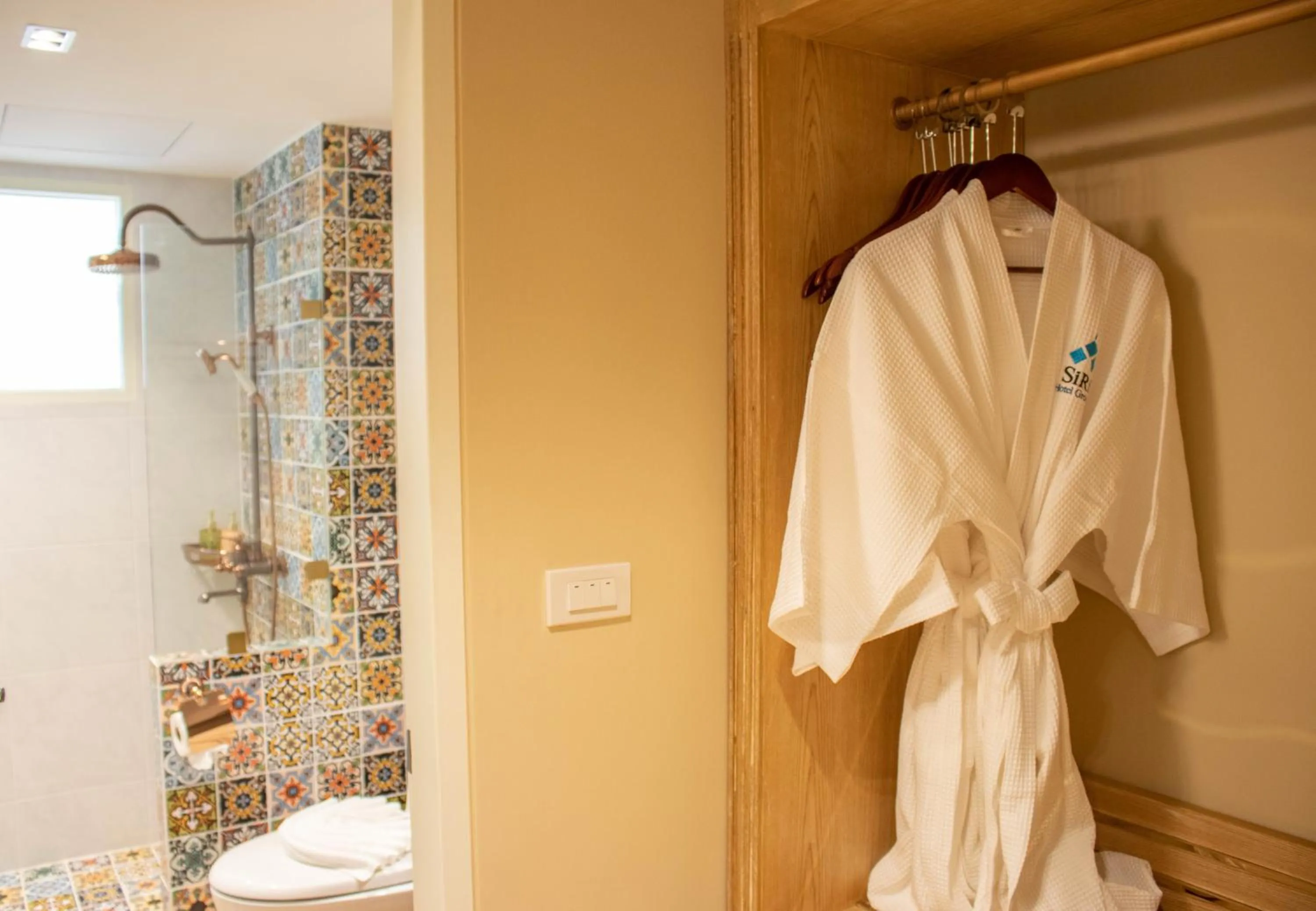 Shower in Siri Ratchadamnoen Bangkok Hotel