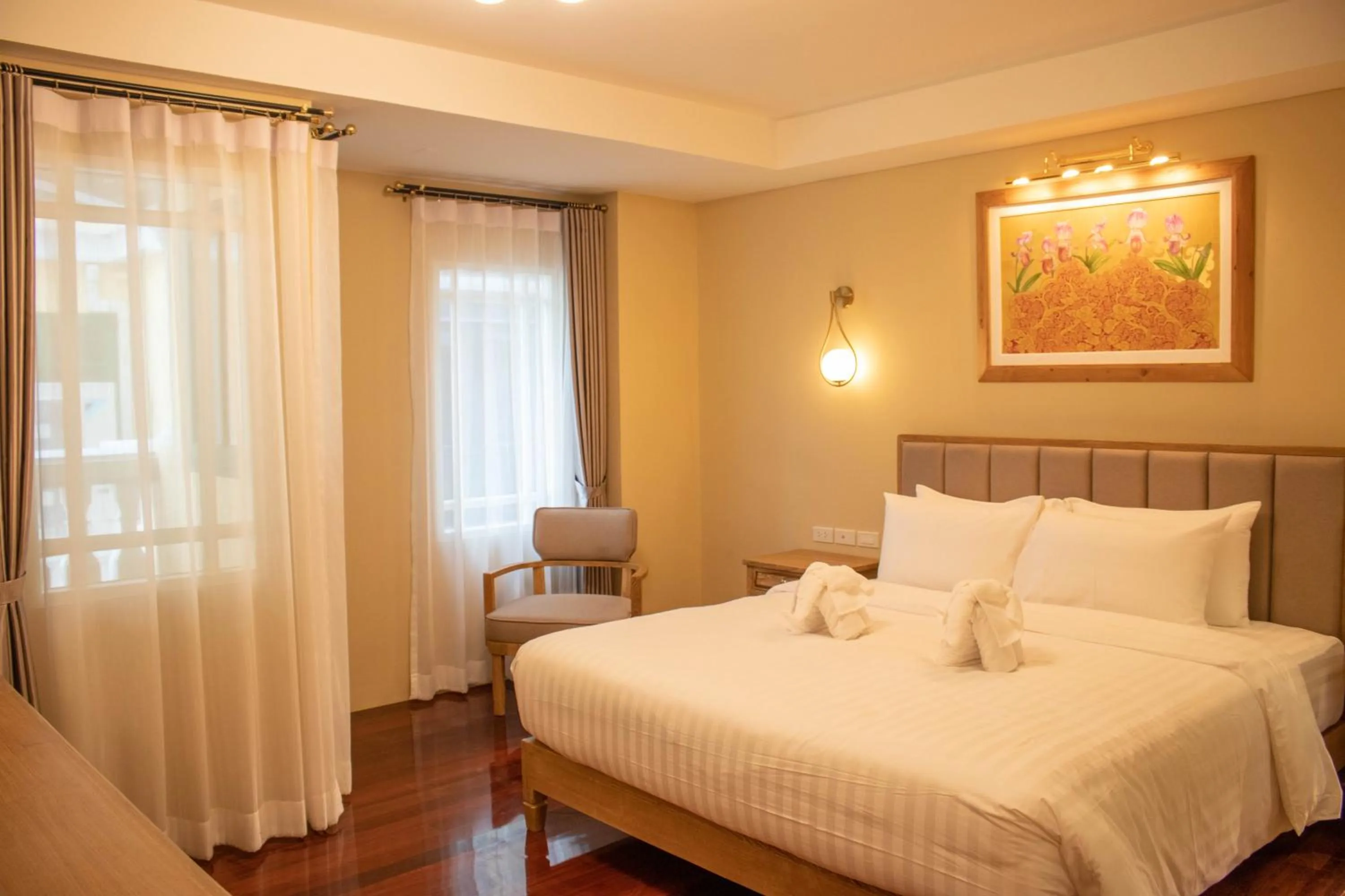 Photo of the whole room, Bed in Siri Ratchadamnoen Bangkok Hotel