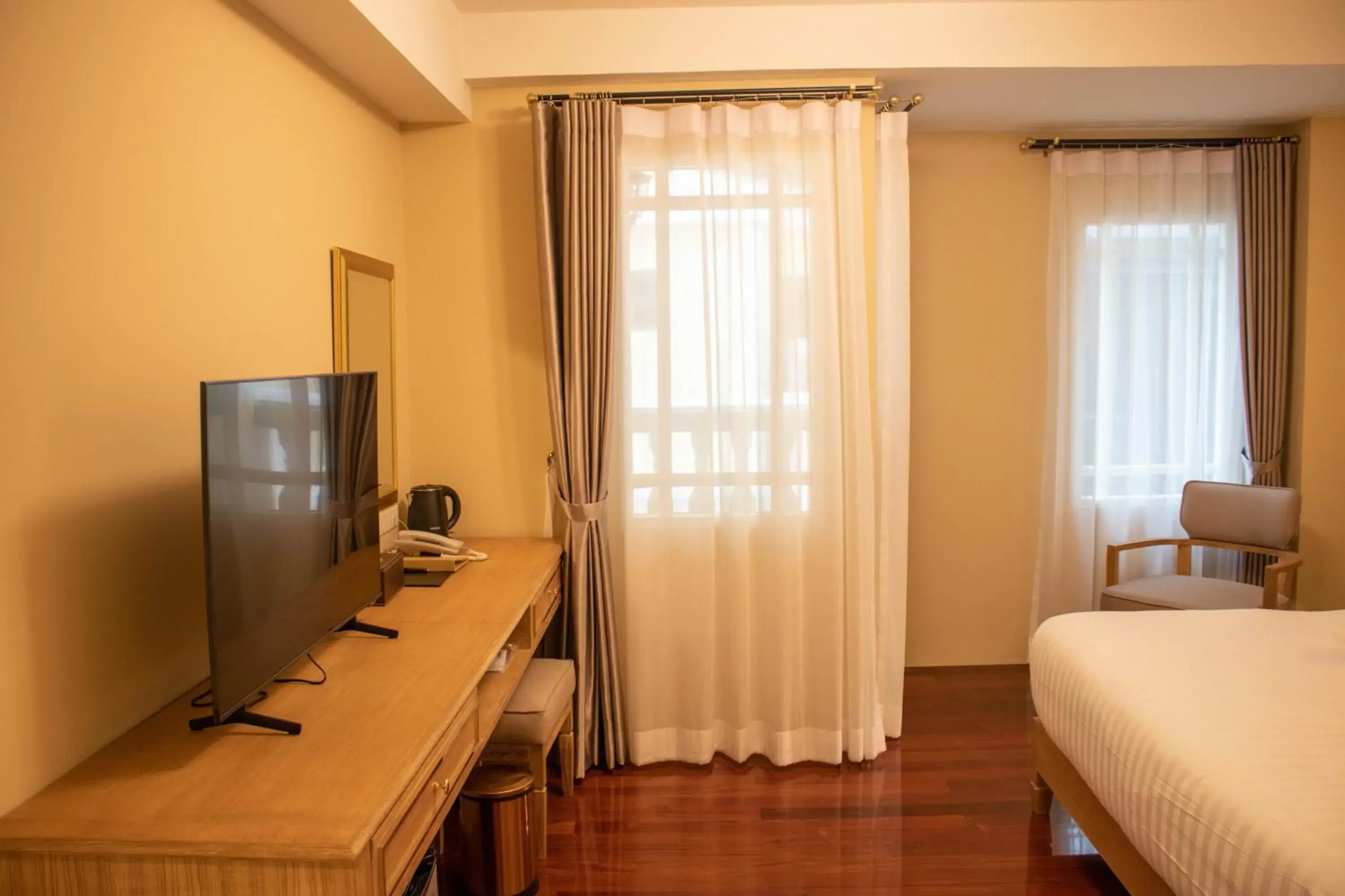 TV and multimedia, Bed in Siri Ratchadamnoen Bangkok Hotel TV and multimedia, Bed in Siri Ratchadamnoen Bangkok Hotel