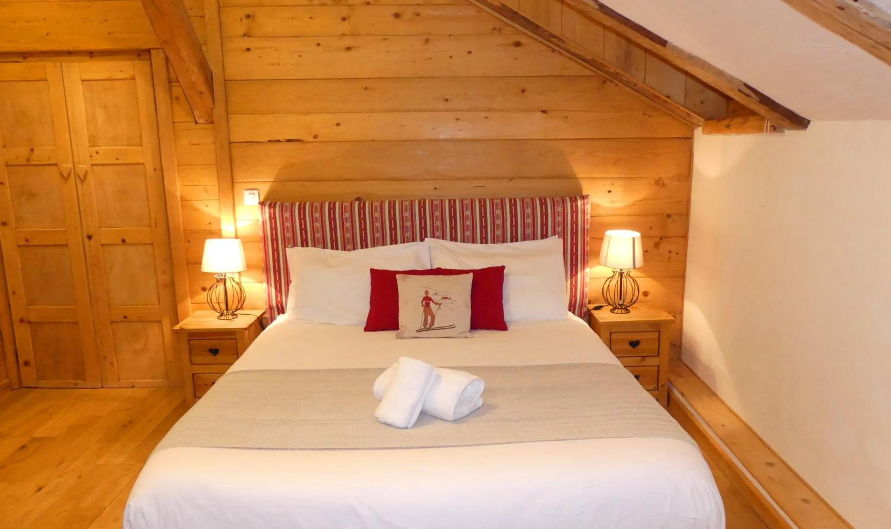 Bed in La Chaumiere - Luxury Traditional Chalet, Châtel