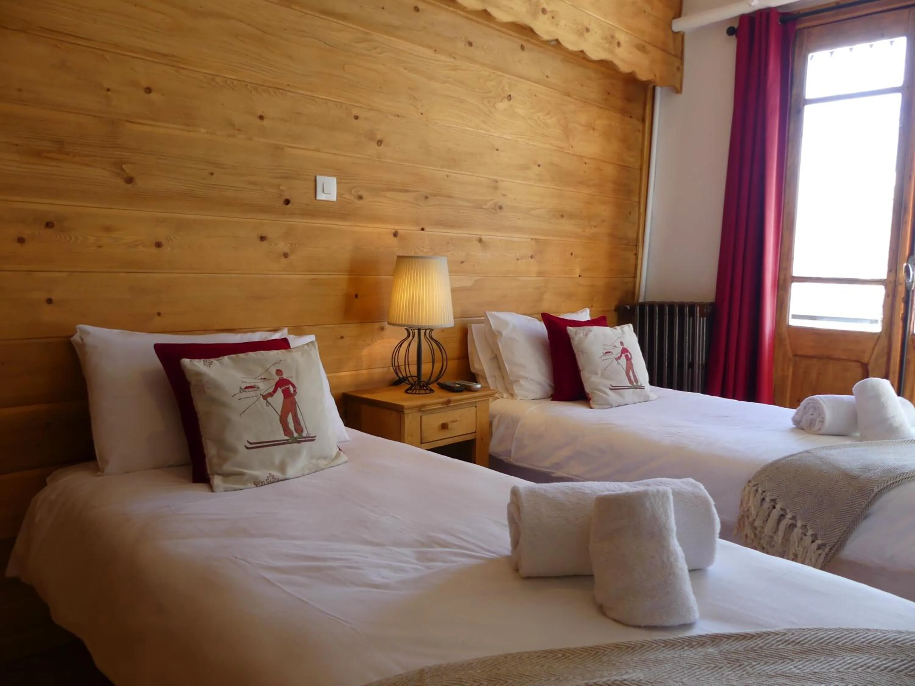 Bed in La Chaumiere - Luxury Traditional Chalet, Châtel