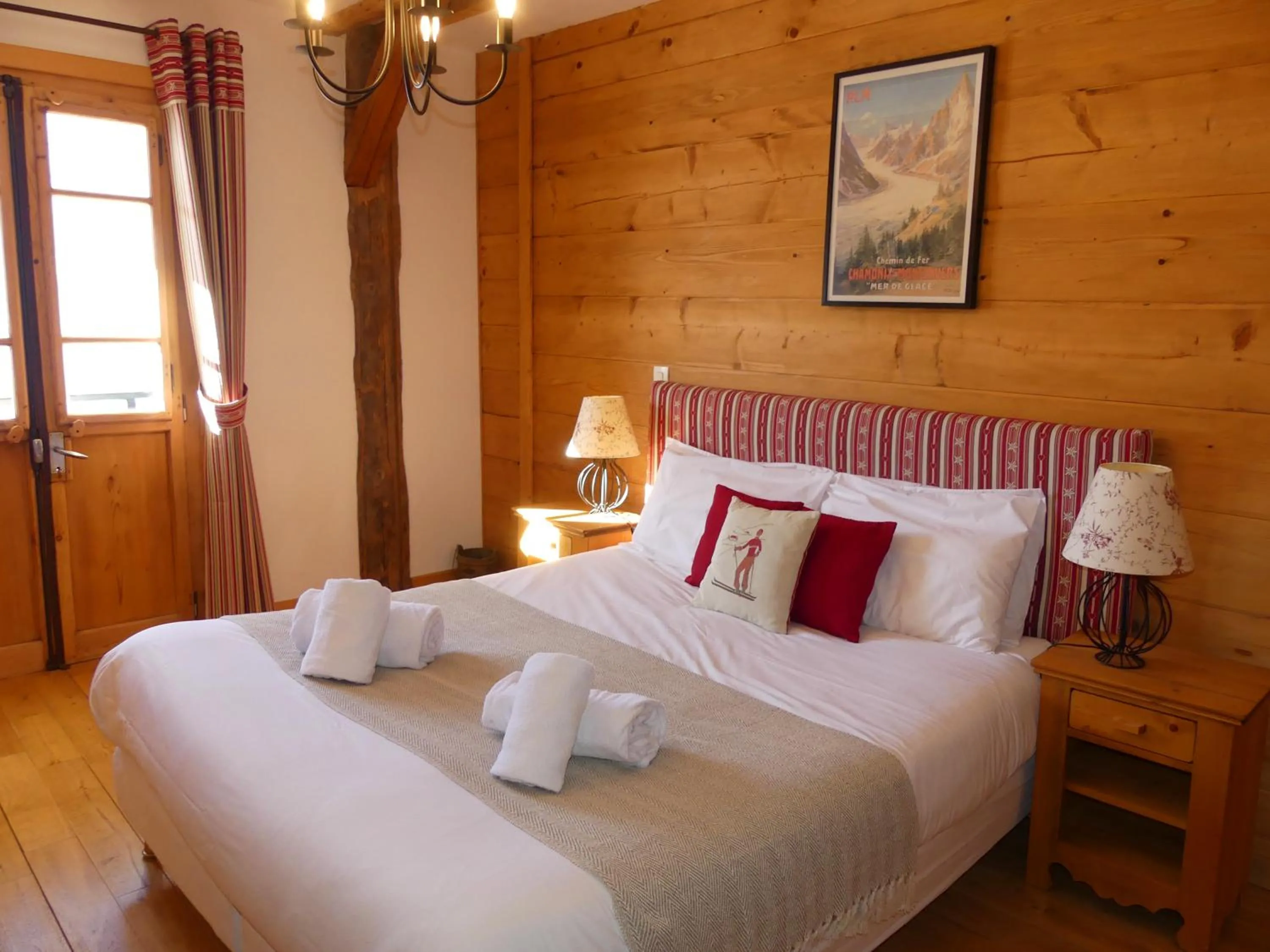 Bed in La Chaumiere - Luxury Traditional Chalet, Châtel