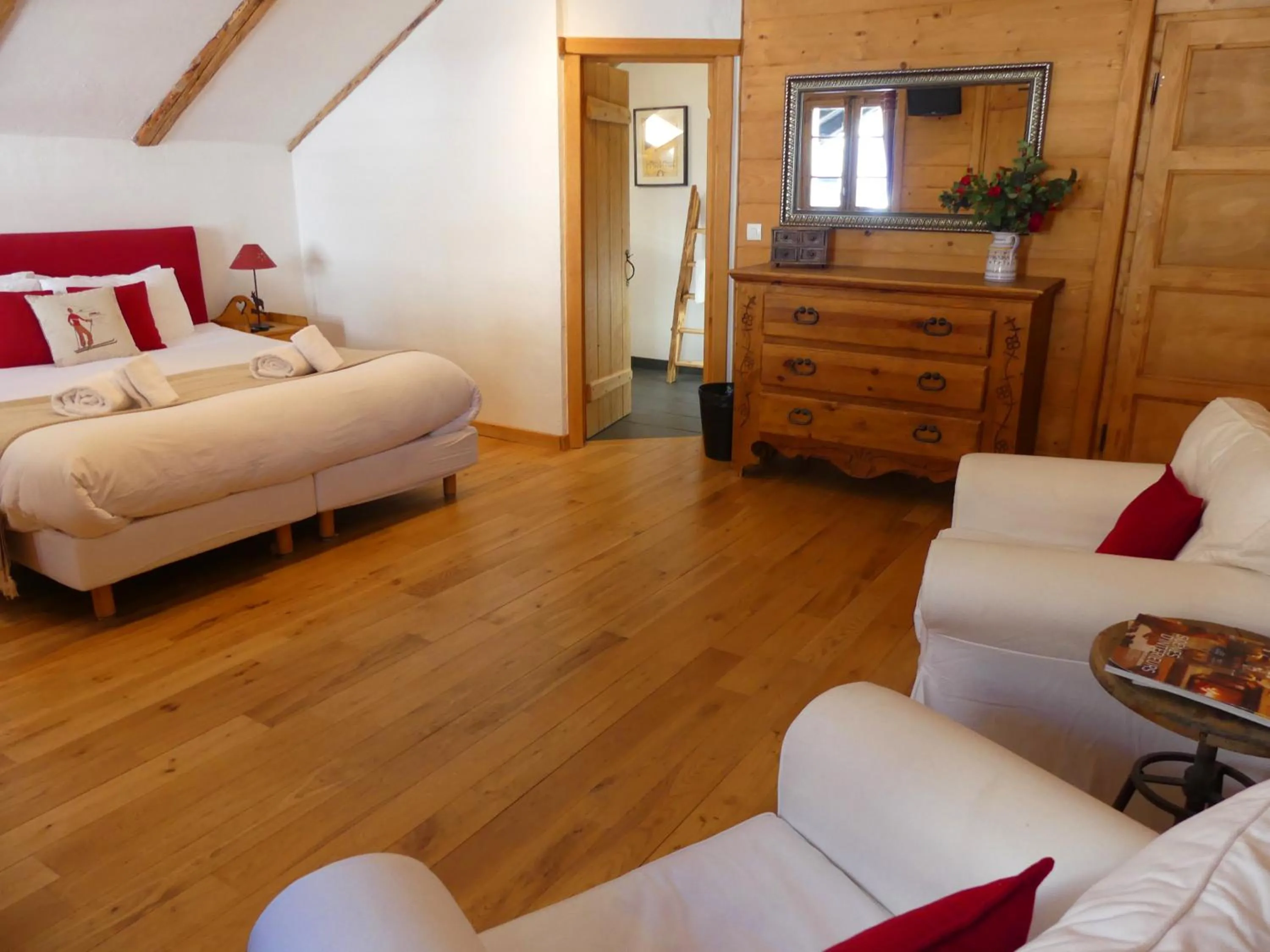 Bed in La Chaumiere - Luxury Traditional Chalet, Châtel