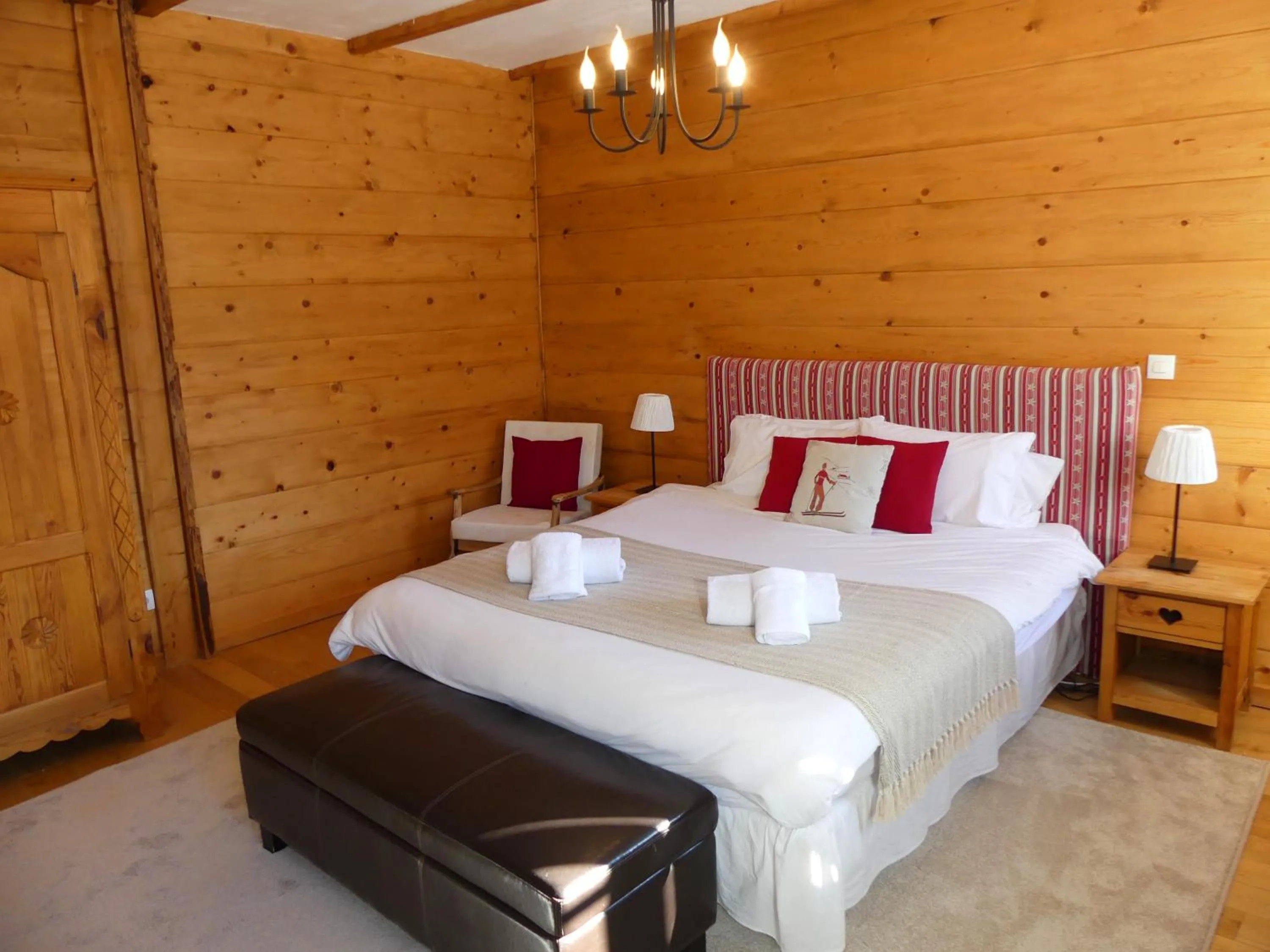 Bed in La Chaumiere - Luxury Traditional Chalet, Châtel