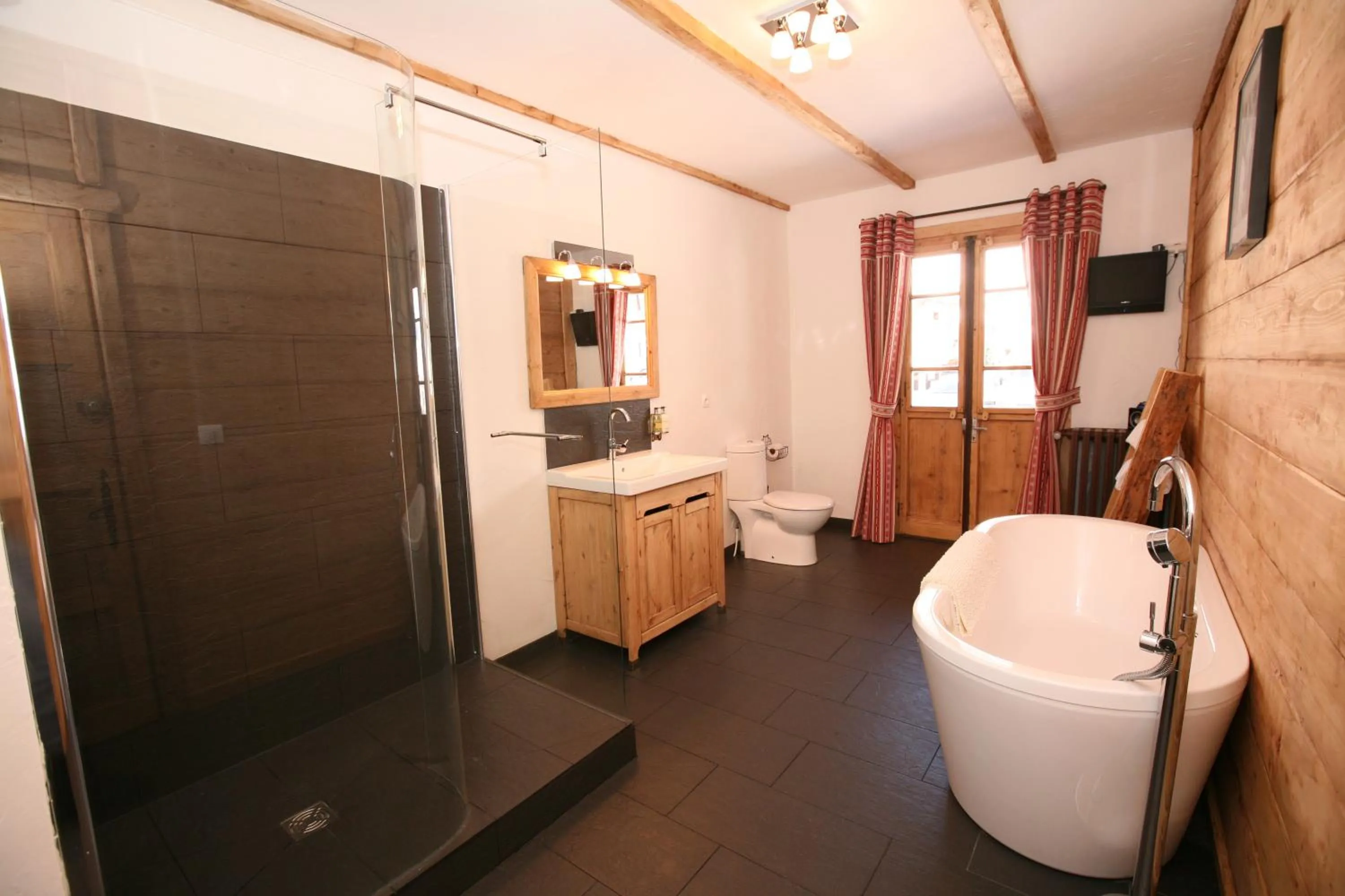 Bathroom in La Chaumiere - Luxury Traditional Chalet, Châtel