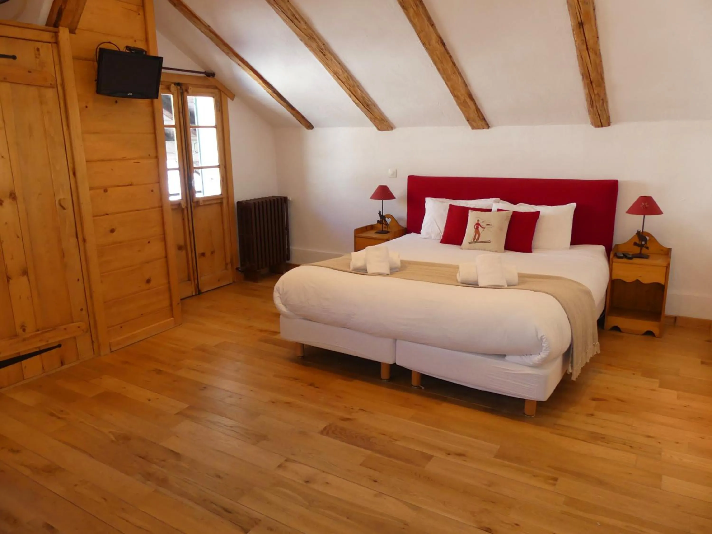 Bed in La Chaumiere - Luxury Traditional Chalet, Châtel