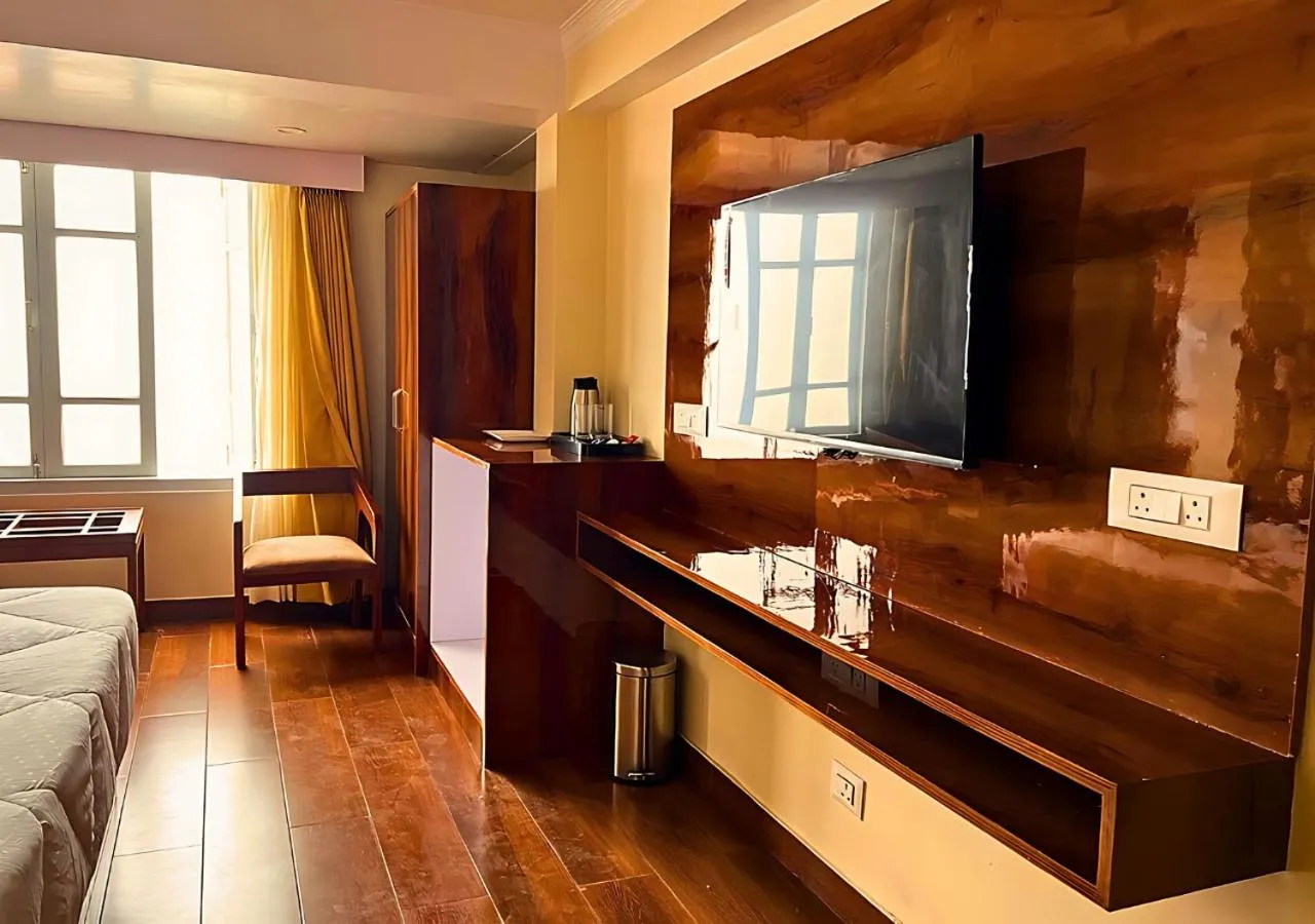 TV and multimedia, Bed in Hotel Raj Ville - Darjeeling Hotel Near Mall Road
