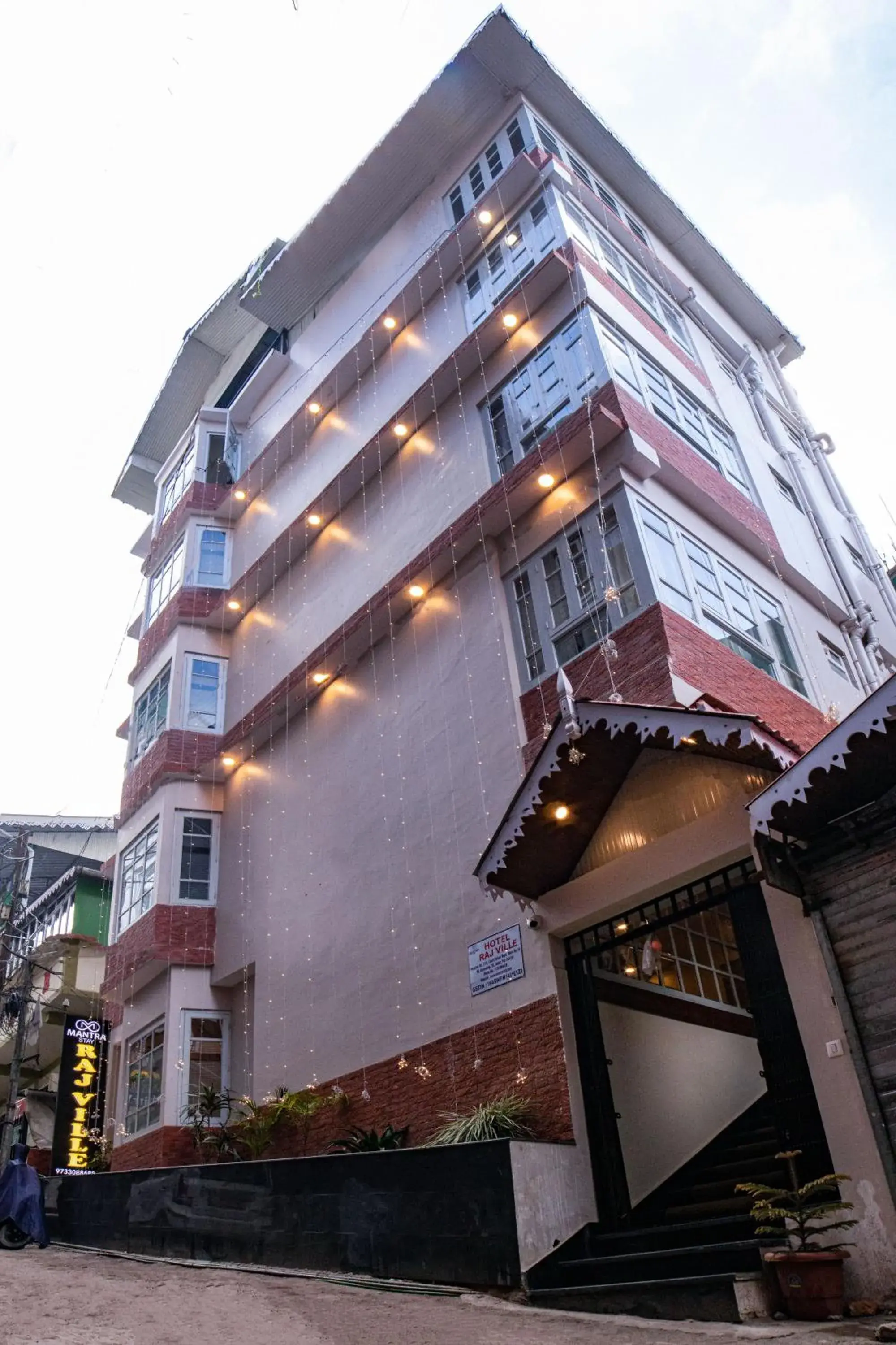 Property building in Hotel Raj Ville - Darjeeling Hotel Near Mall Road Property building in Hotel Raj Ville - Darjeeling Hotel Near Mall Road