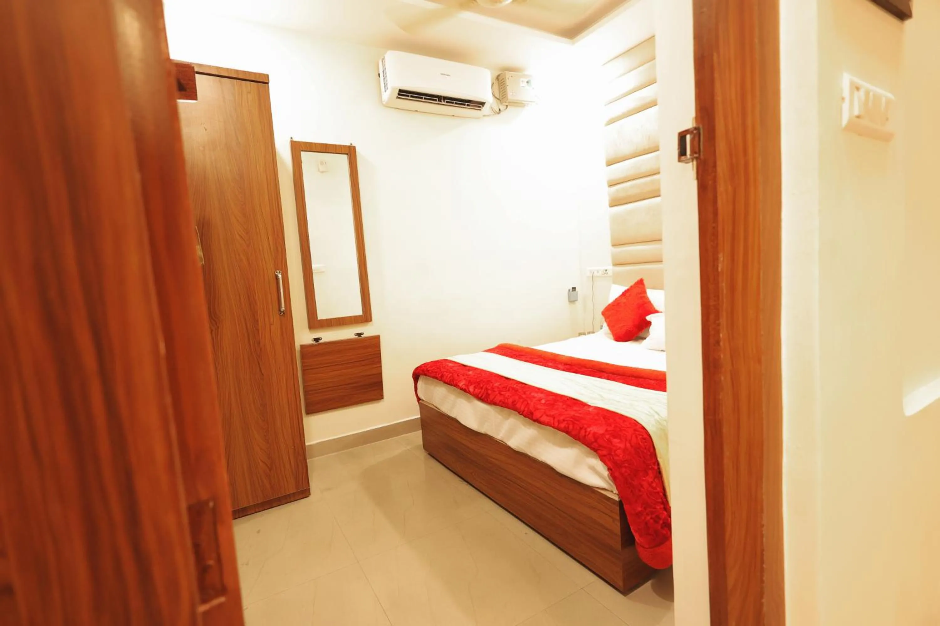 Photo of the whole room in Hotel King City