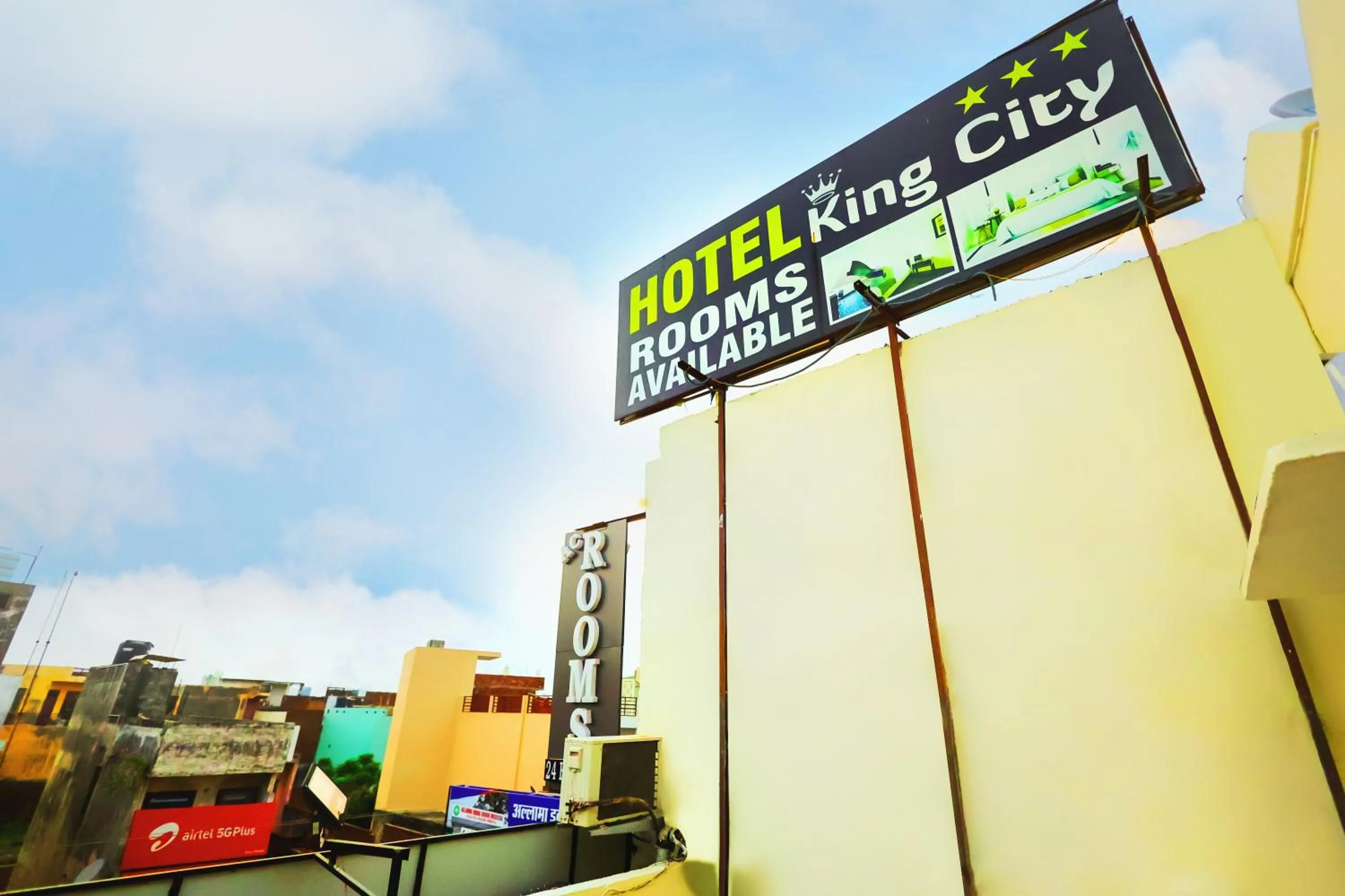 Facade/entrance in Hotel King City