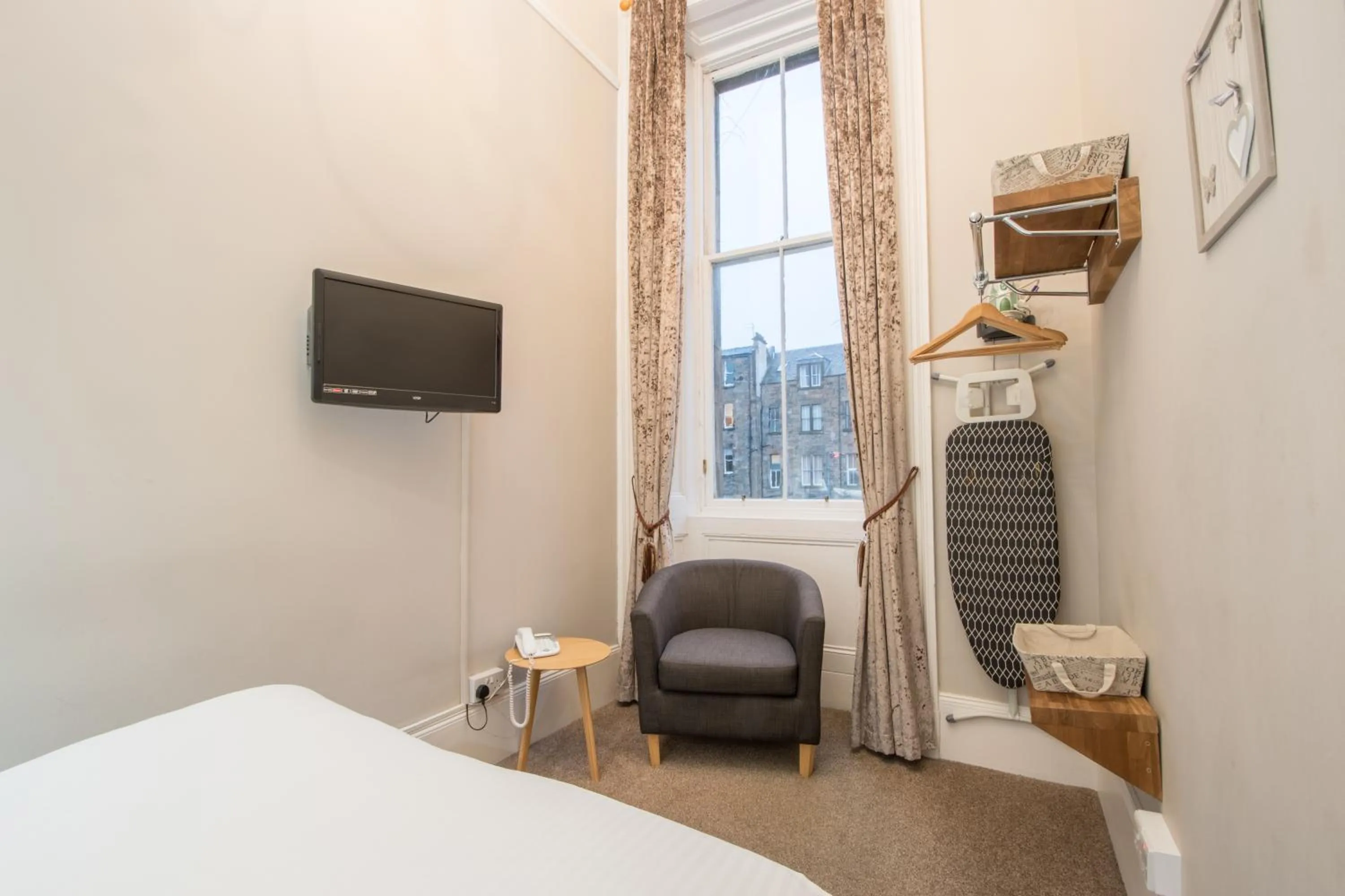 TV and multimedia, Bed in The Belhaven Hotel