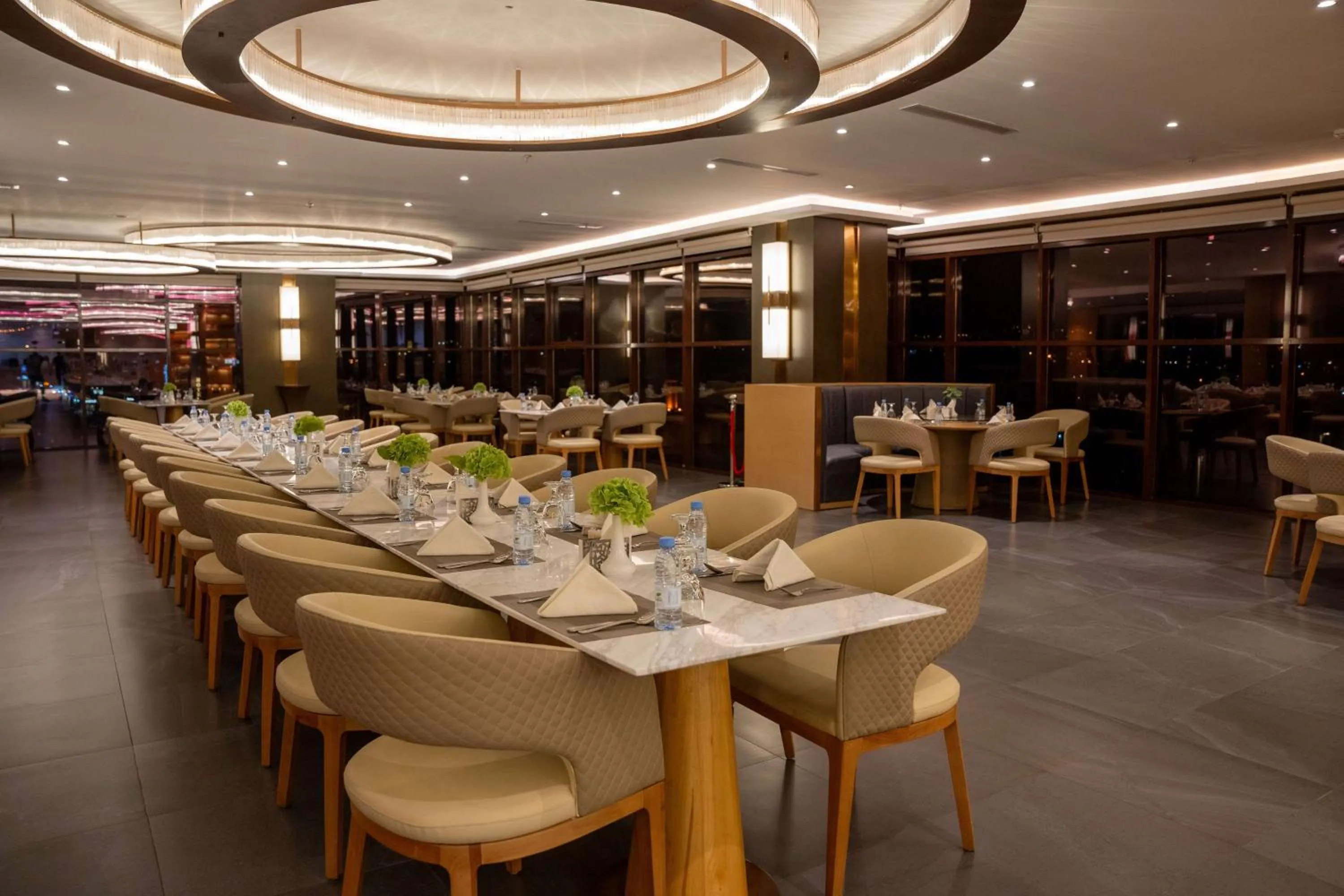 Restaurant/places to eat in Best Western Plus Danat Almansak Hotel