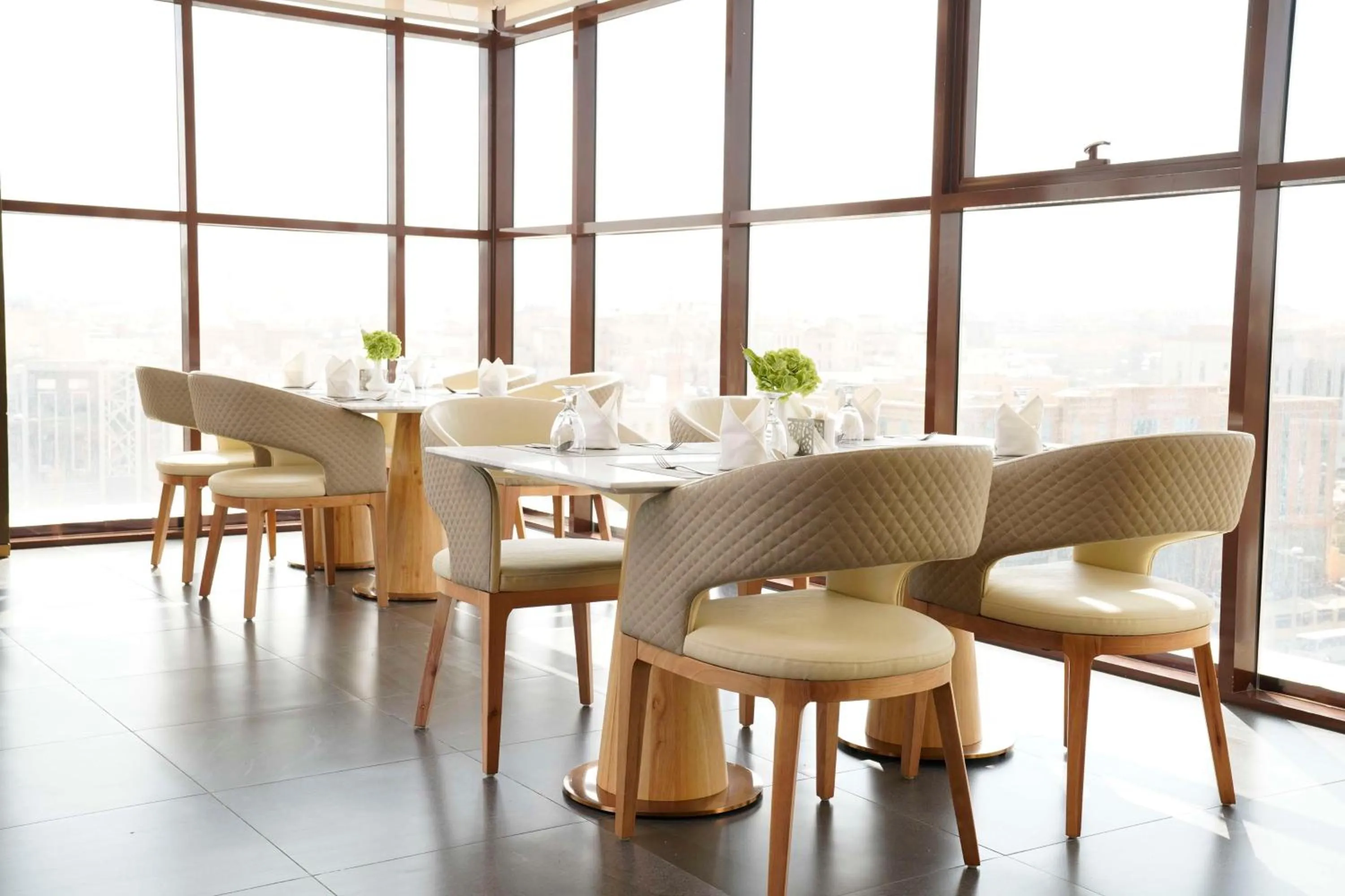 Restaurant/places to eat in Best Western Plus Danat Almansak Hotel