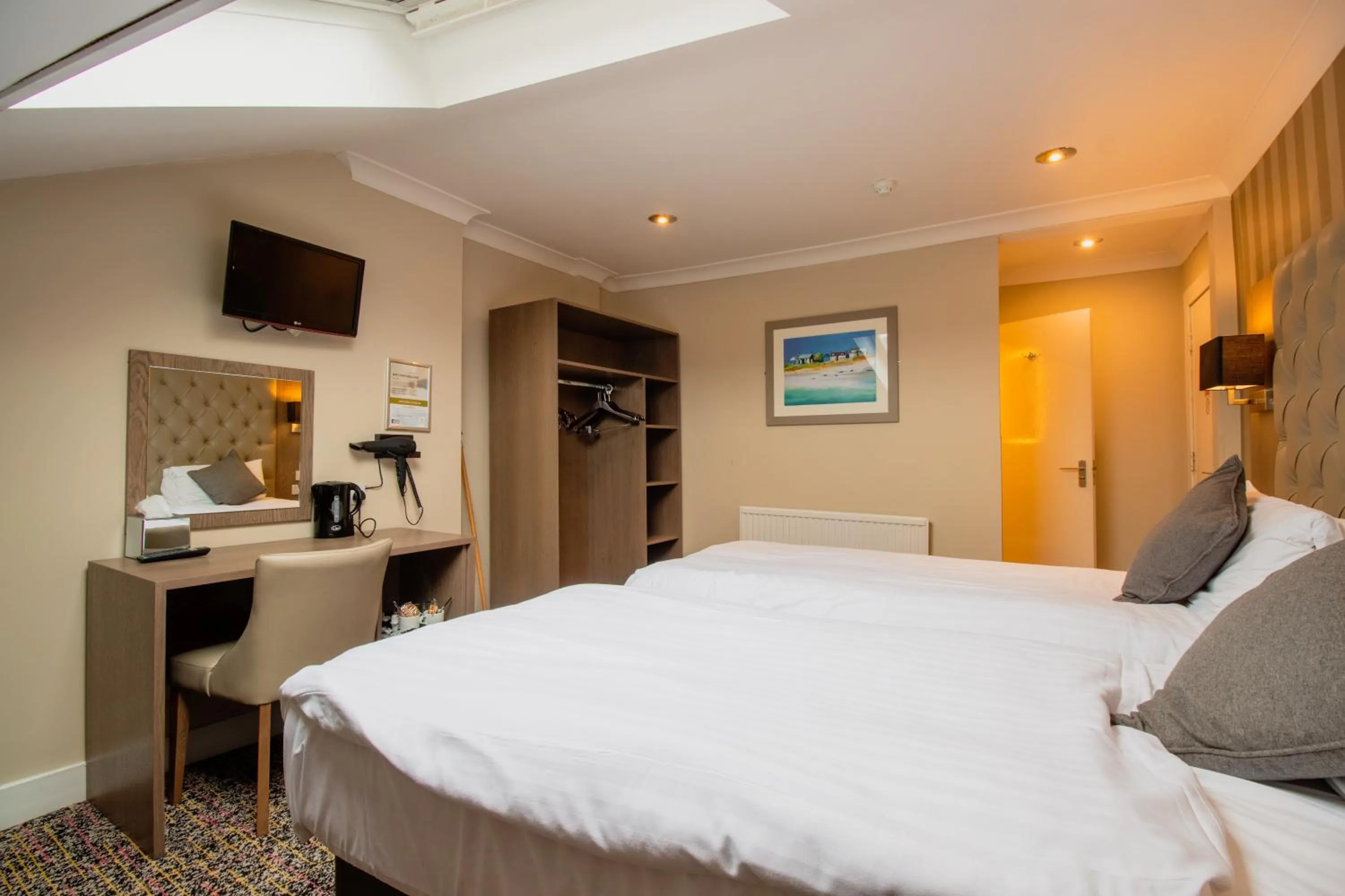 Photo of the whole room, Bed in Albion Hotel