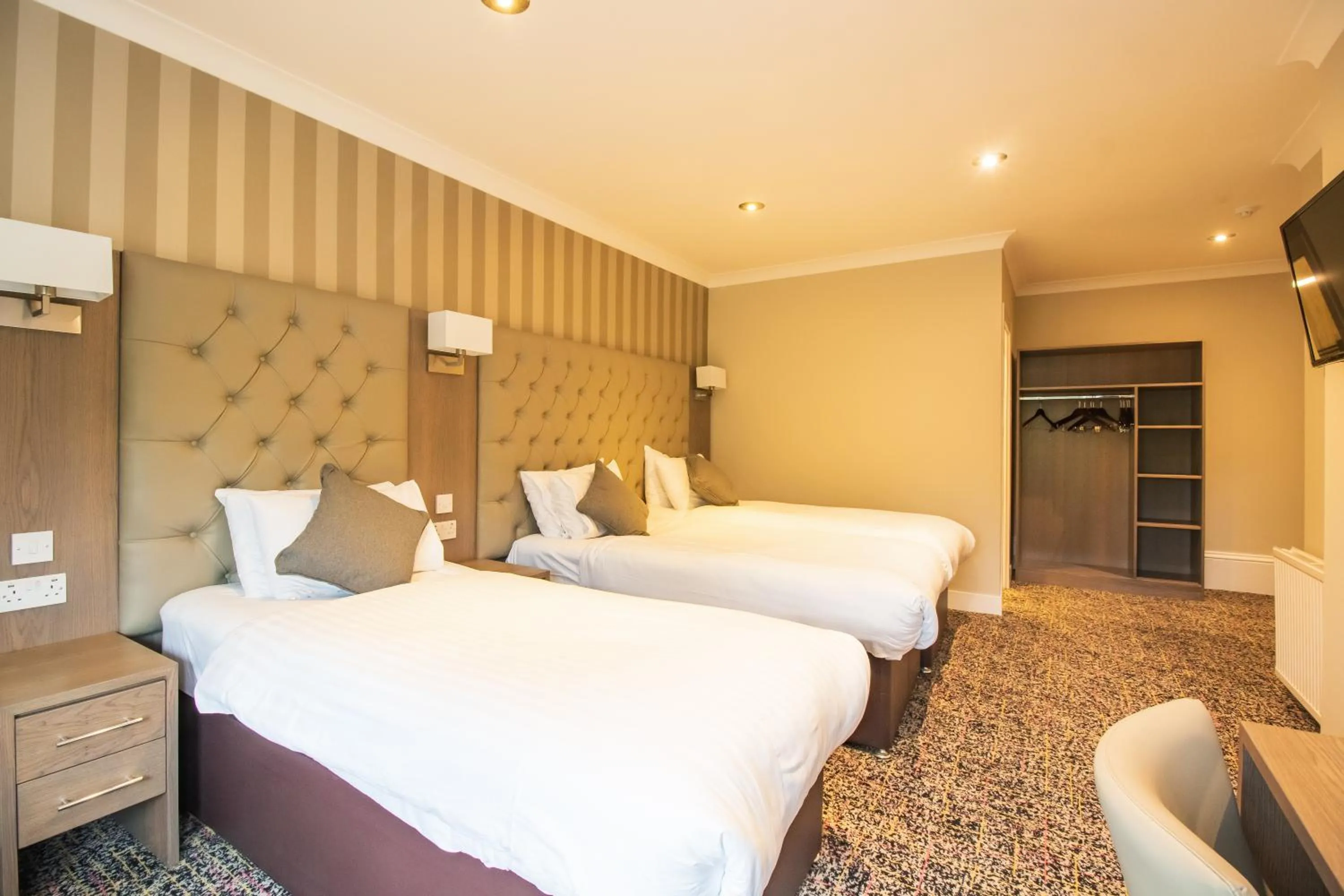 Photo of the whole room, Bed in Albion Hotel