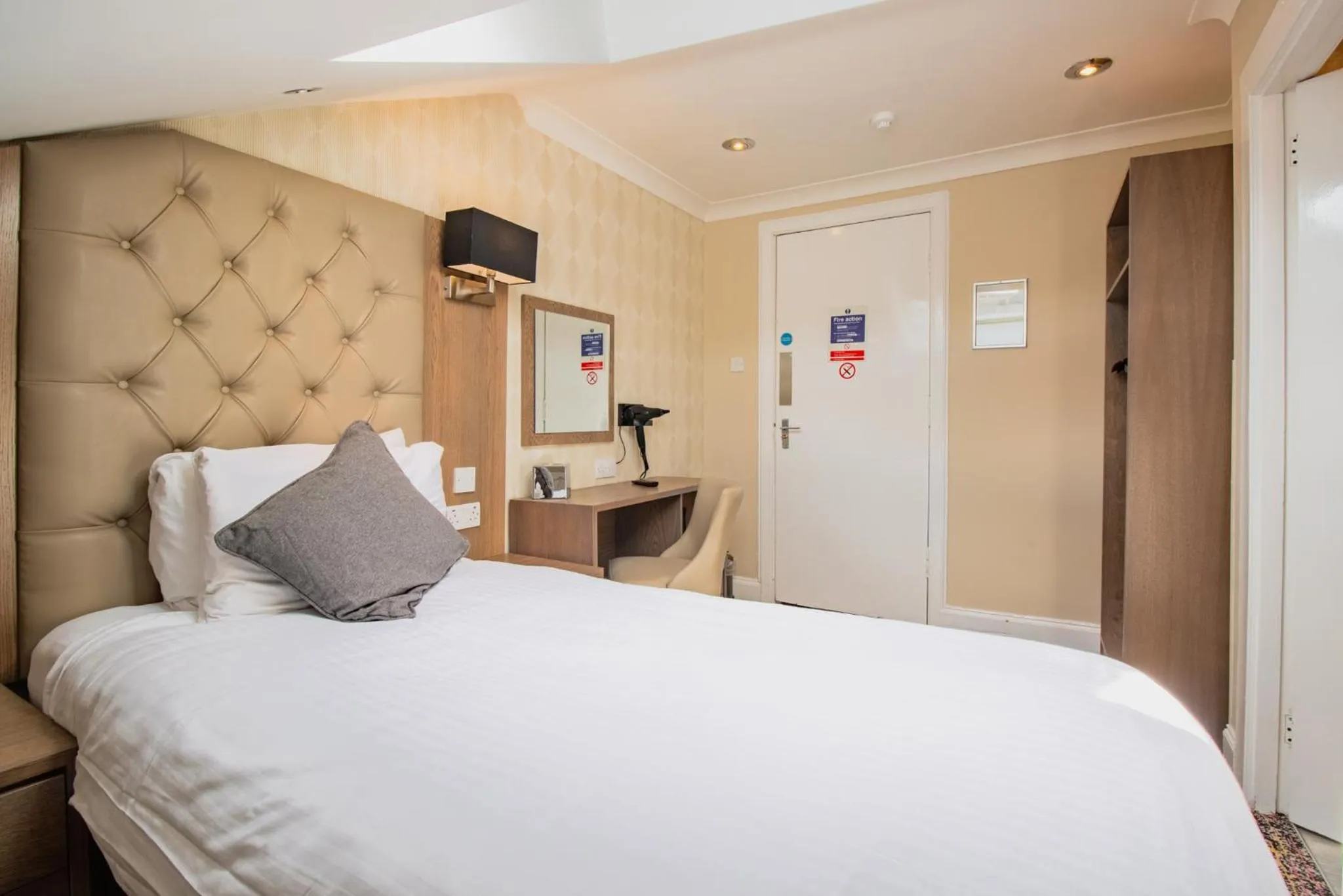 Photo of the whole room, Bed in Albion Hotel