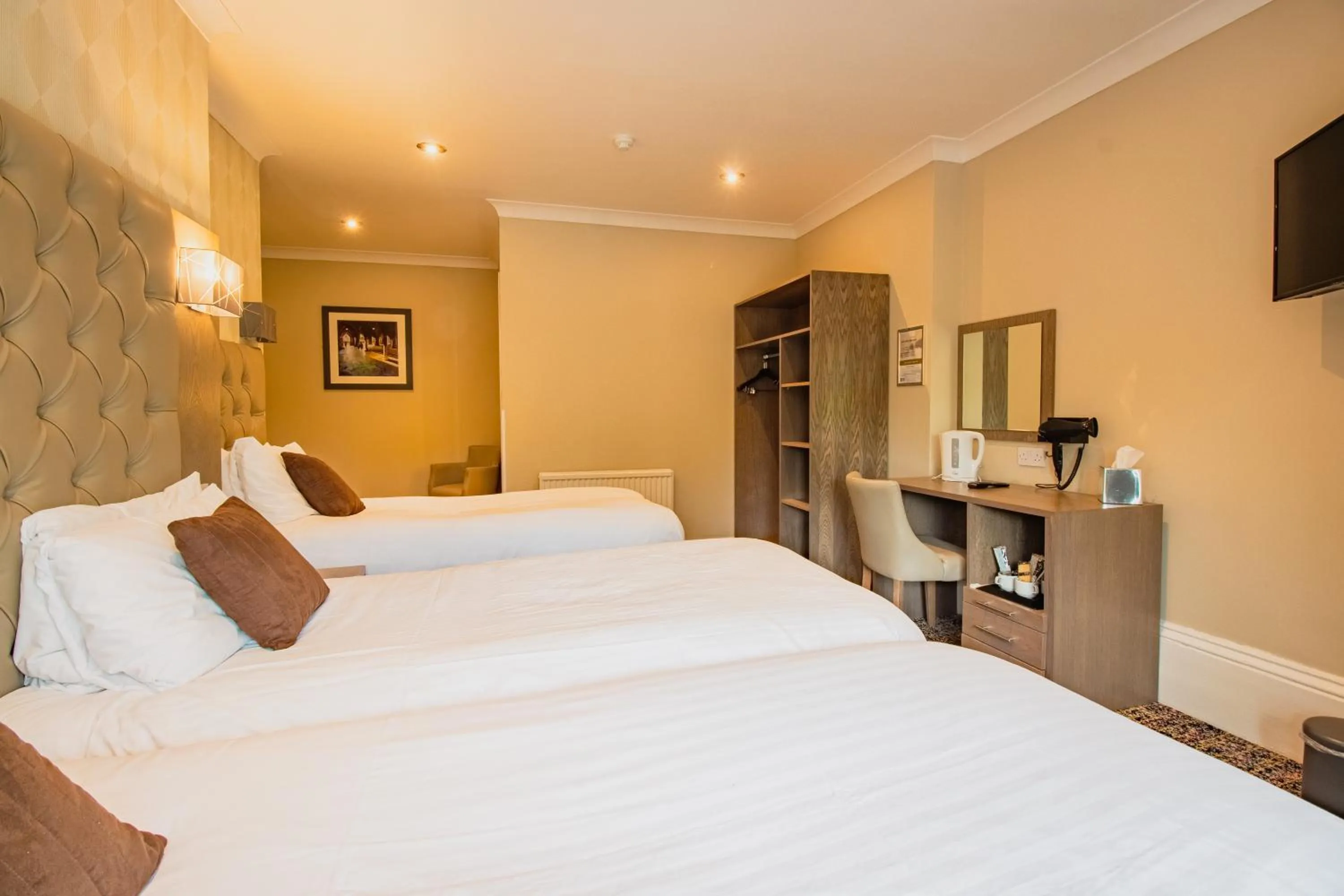 Photo of the whole room, Bed in Albion Hotel