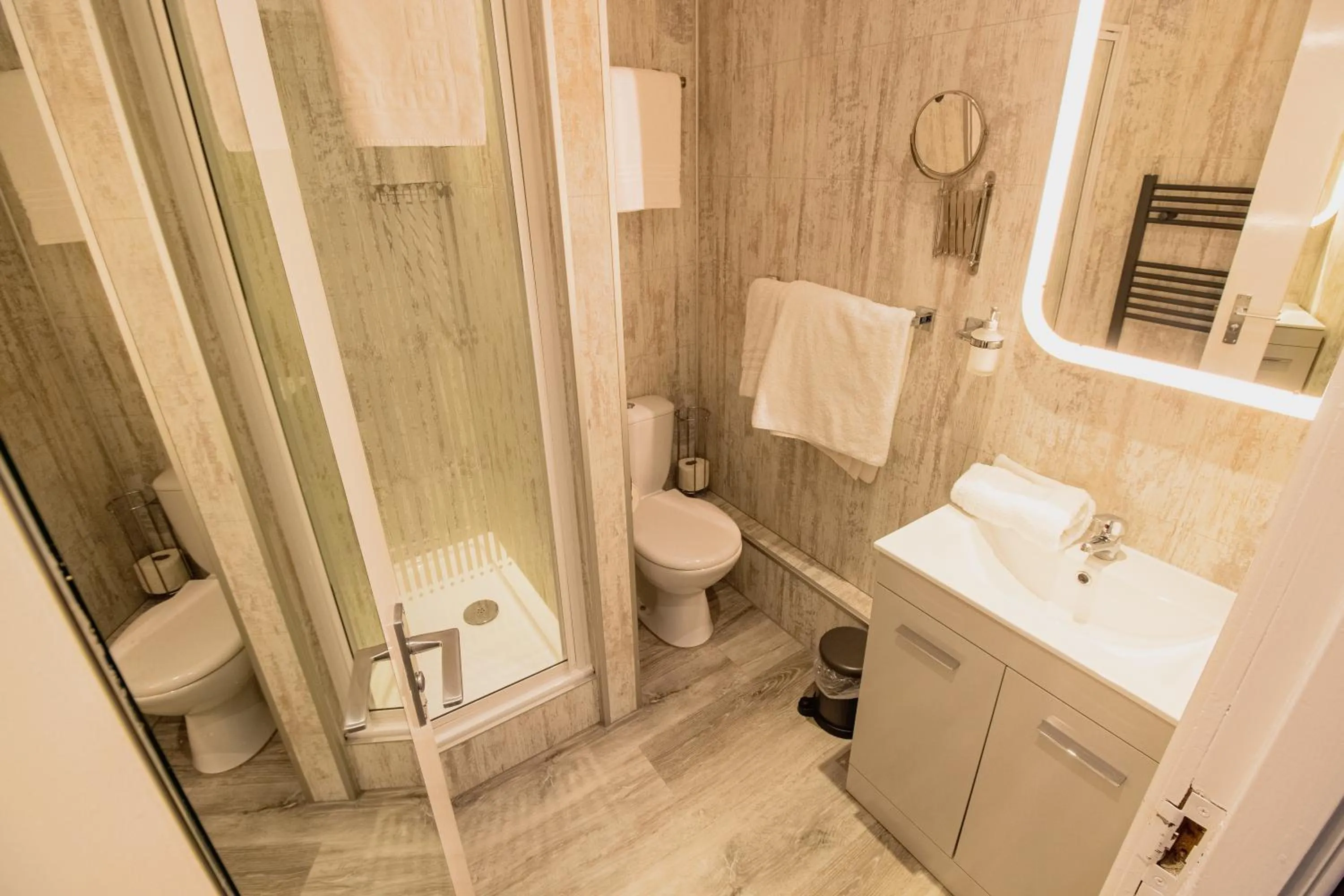 Bathroom in Albion Hotel