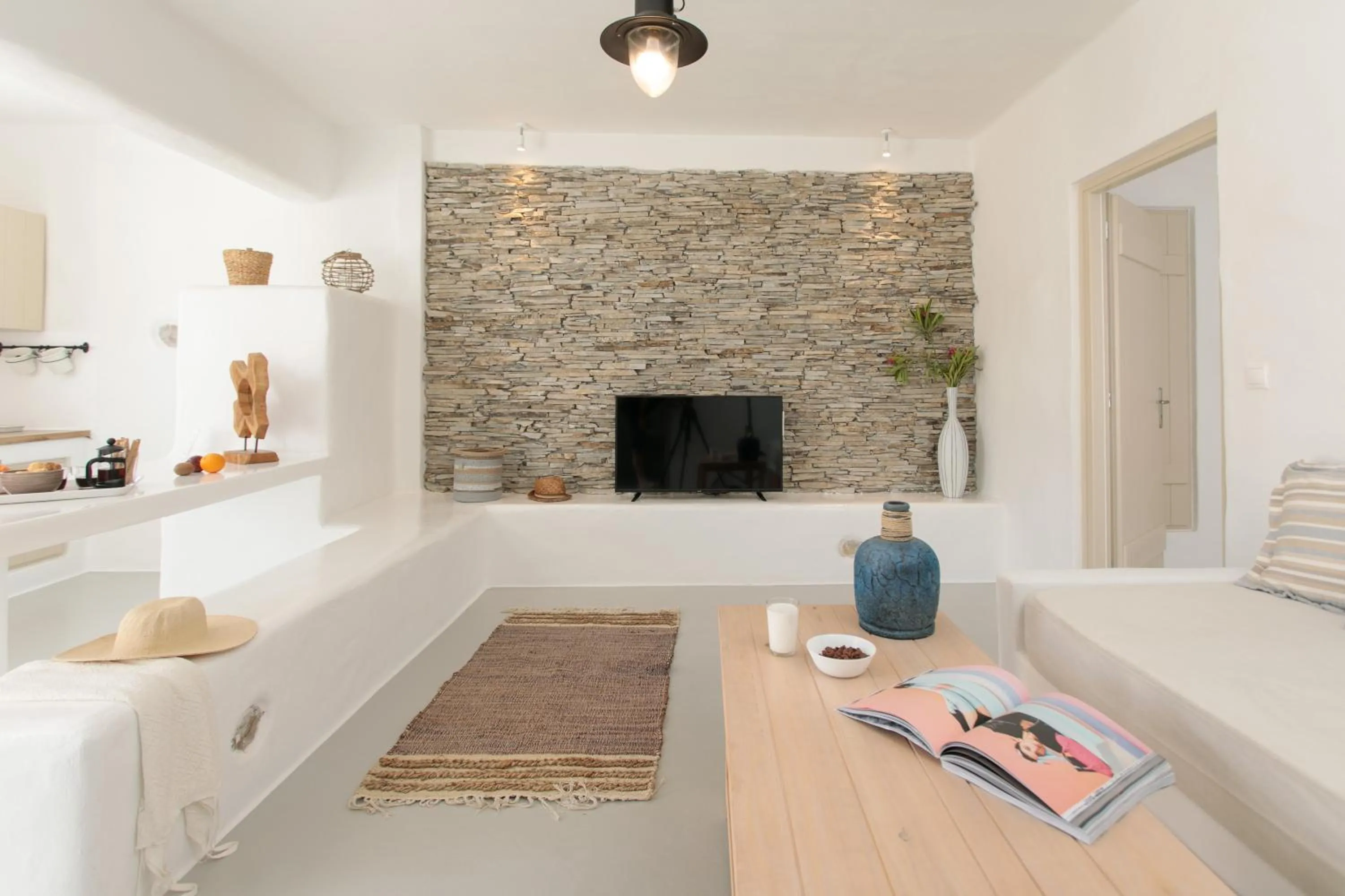 TV and multimedia in Irida Vacation Suites