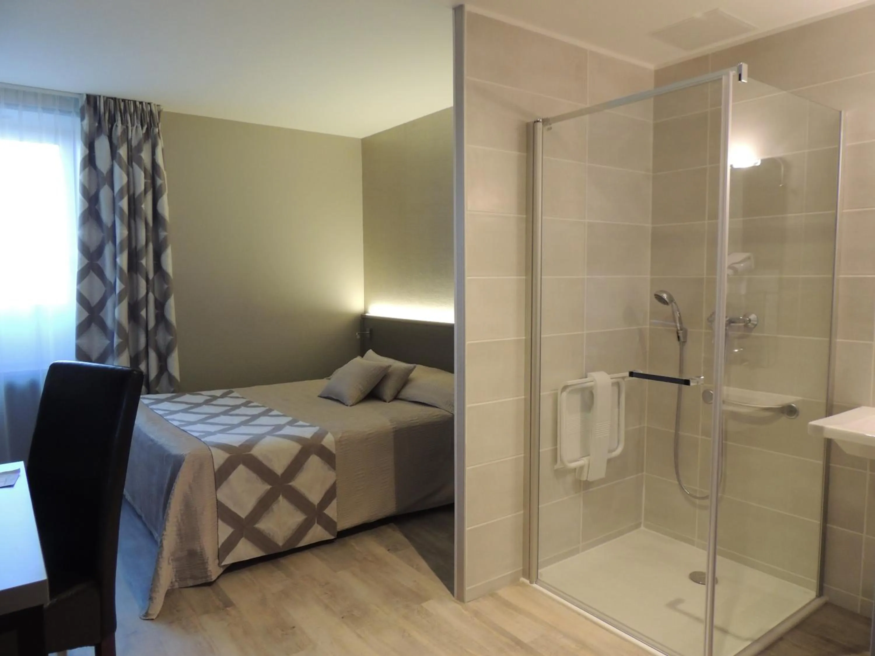 Shower, Bed in Cit'Hotel LA PYRAMIDE