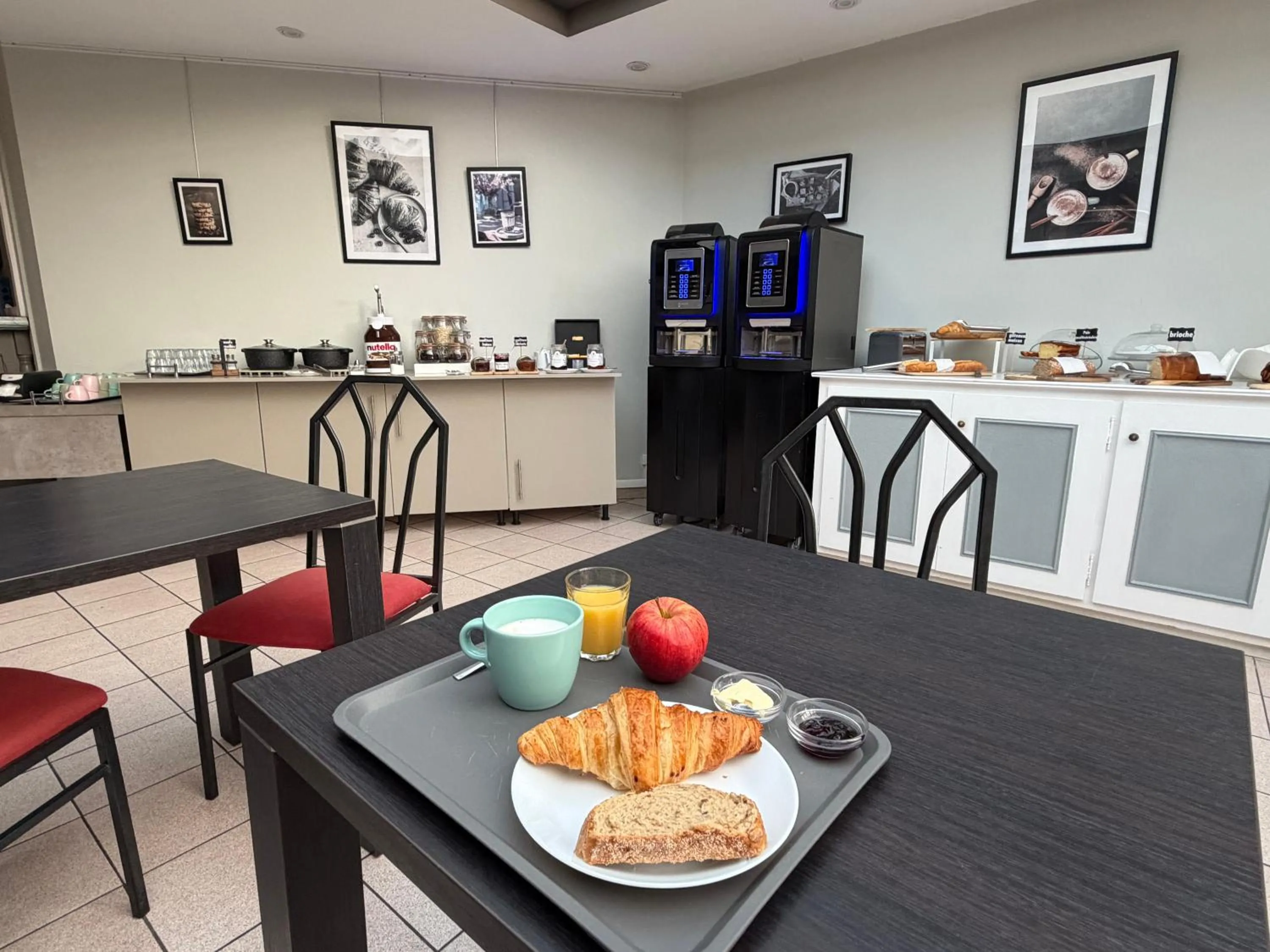 Breakfast in Cit'Hotel LA PYRAMIDE