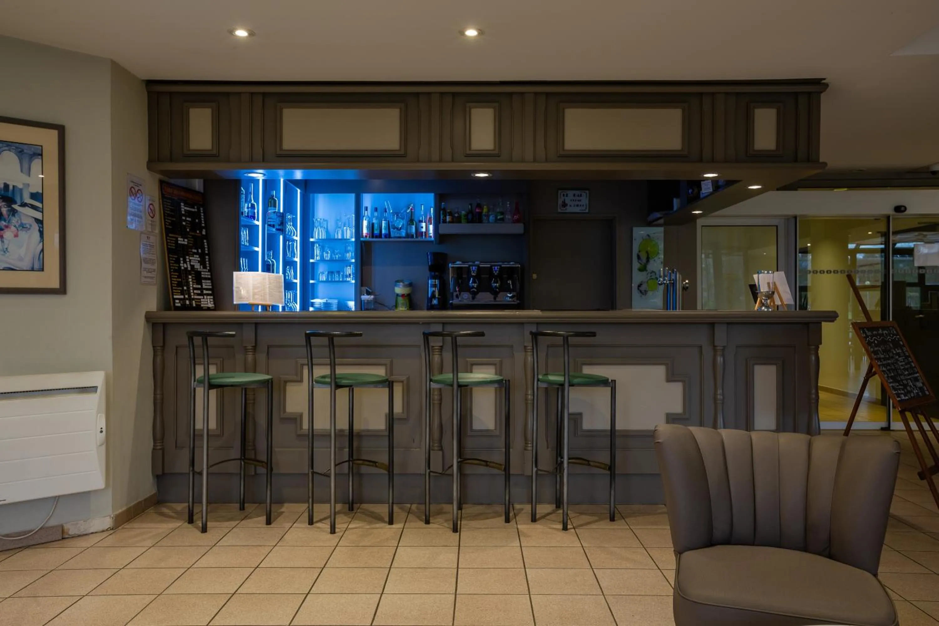 Lounge or bar in Cit'Hotel LA PYRAMIDE