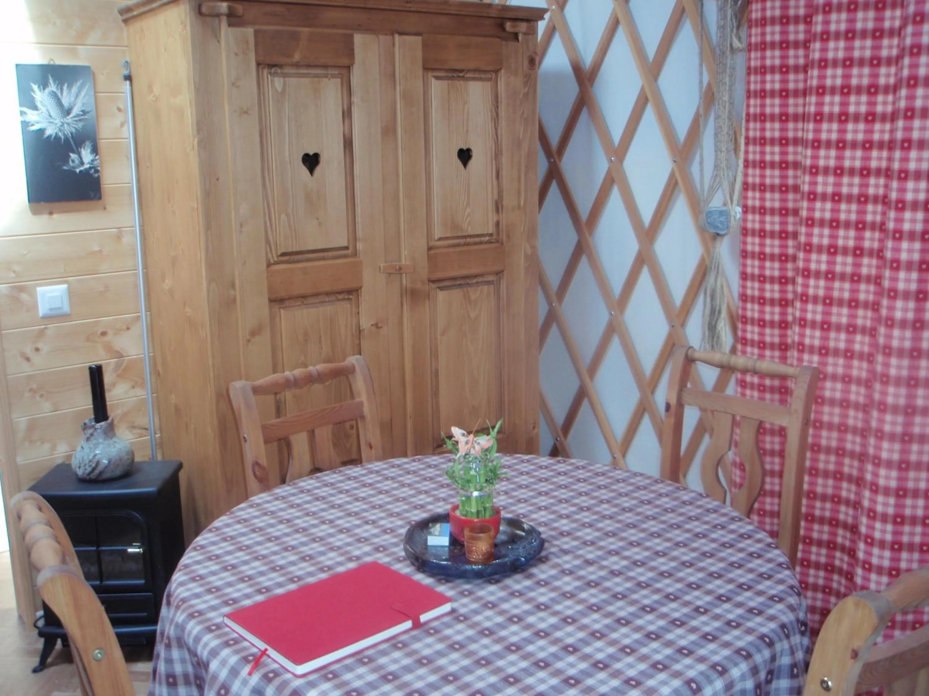 Dining area in Les Gîtes du Cairn