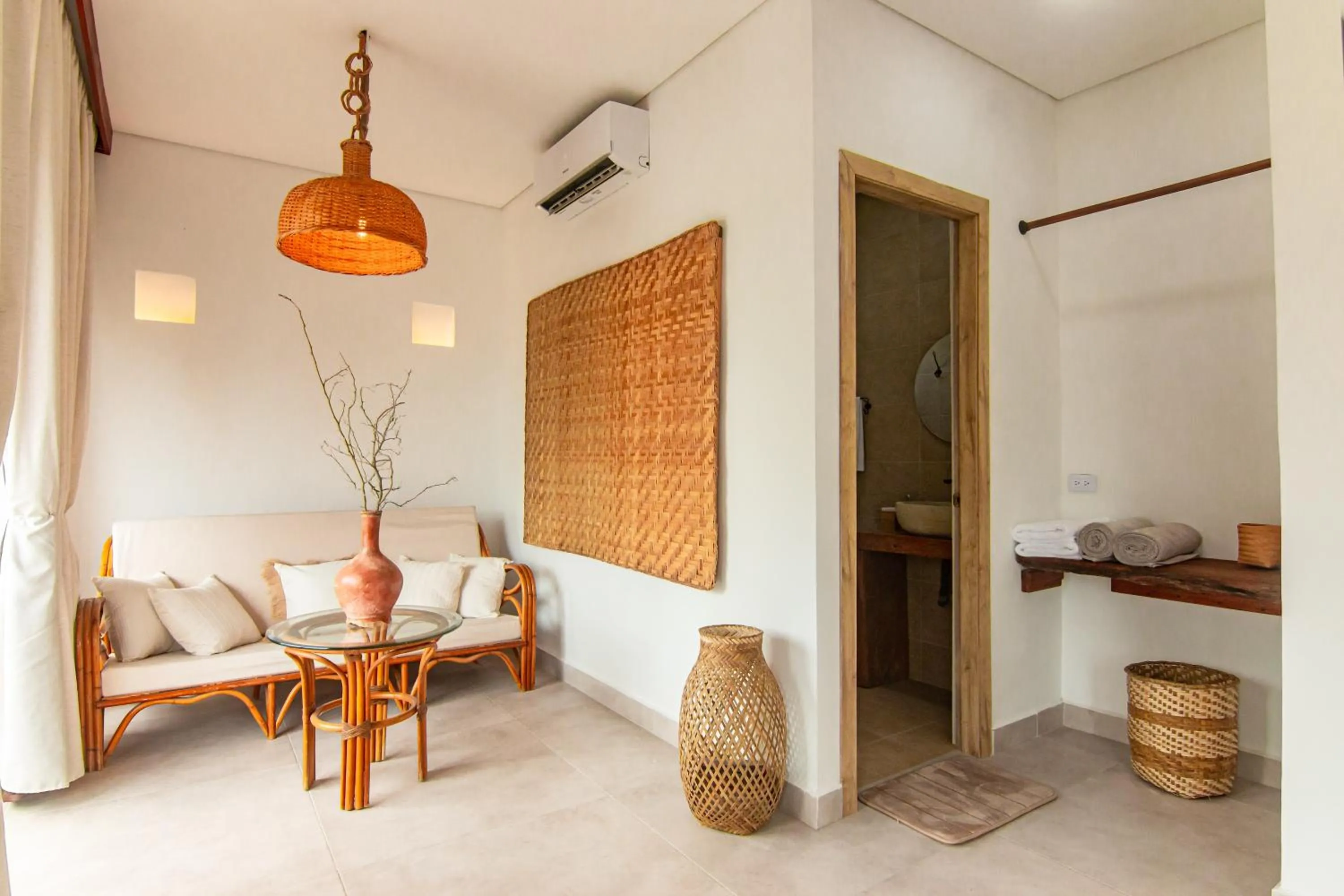Text overlay in Hotel Boutique de playa - Casa Solhu