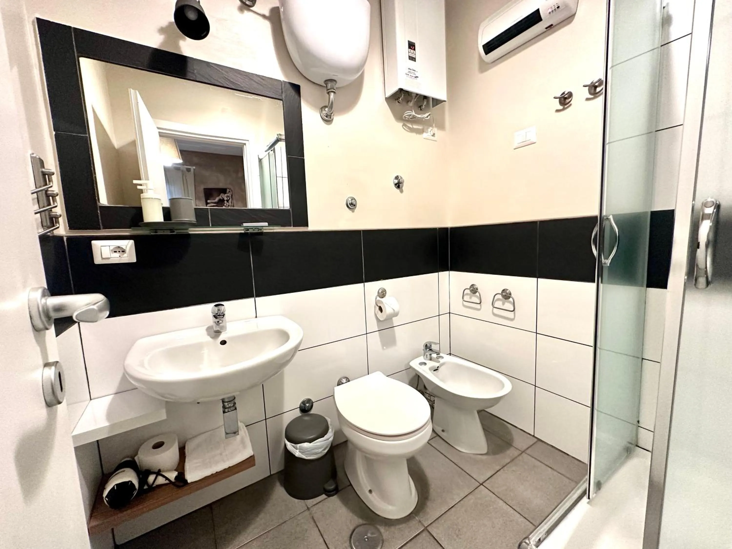 Shower in Le Due Civette Roma