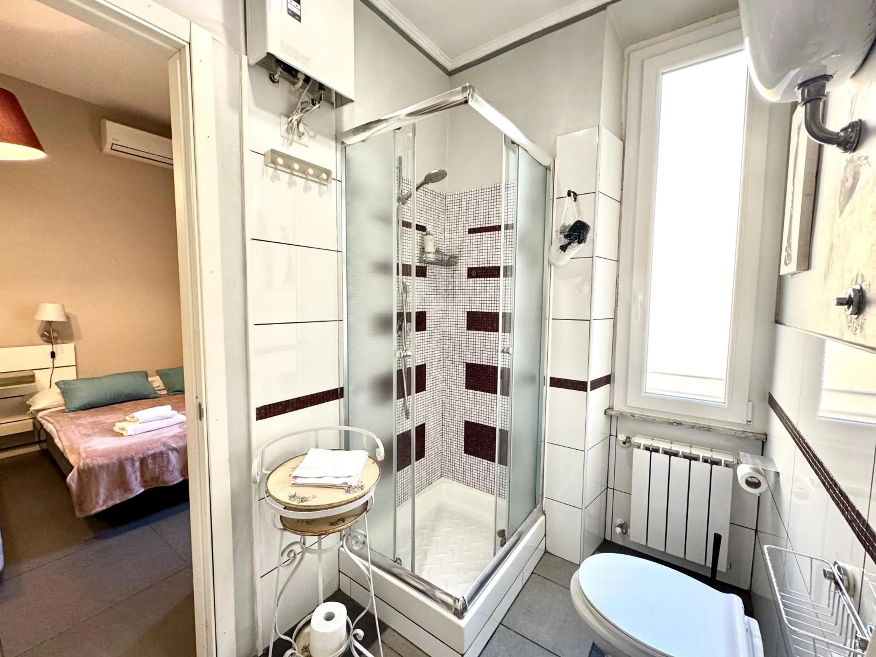 Shower, Bed in Le Due Civette Roma
