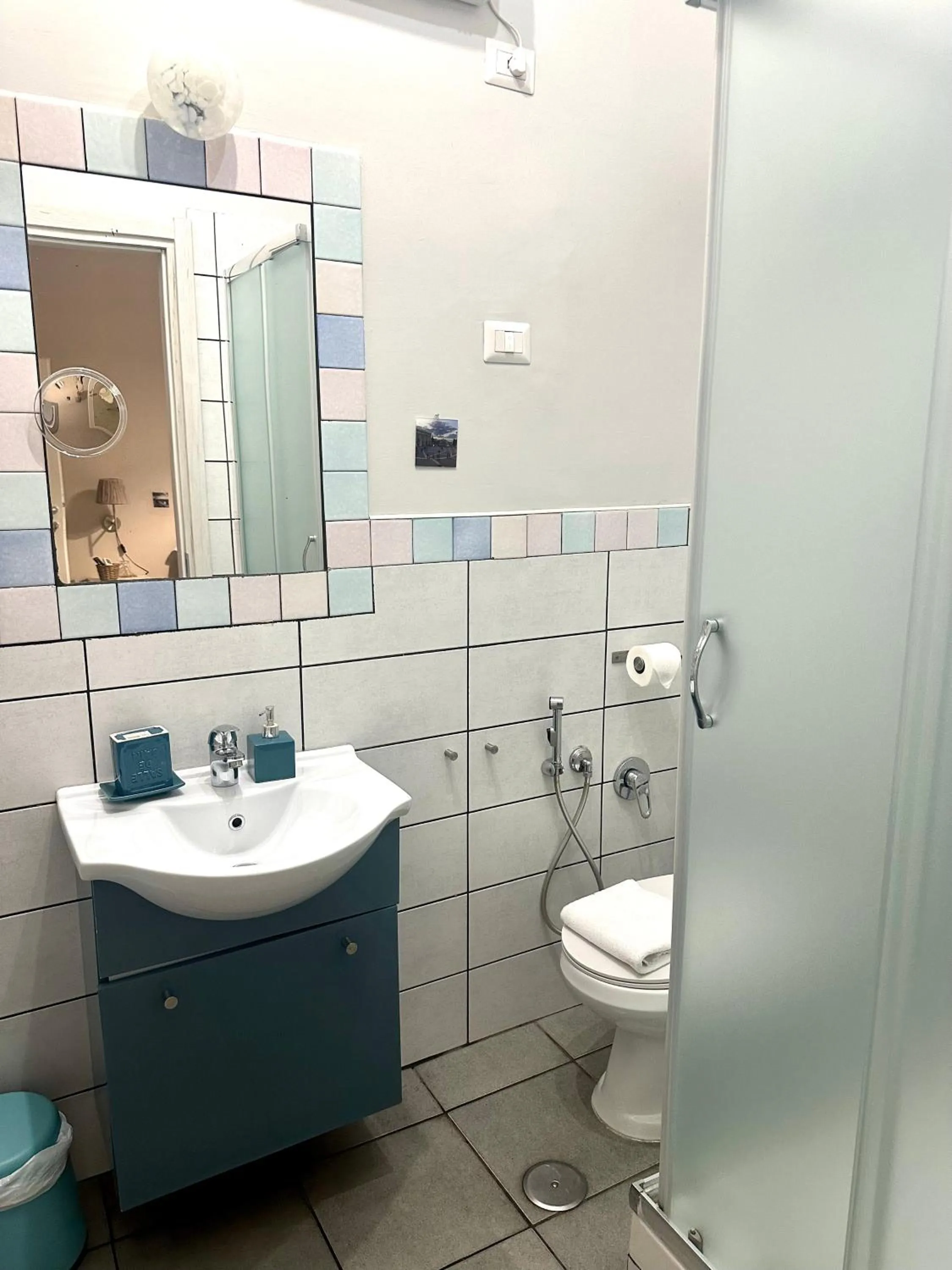 Shower in Le Due Civette Roma