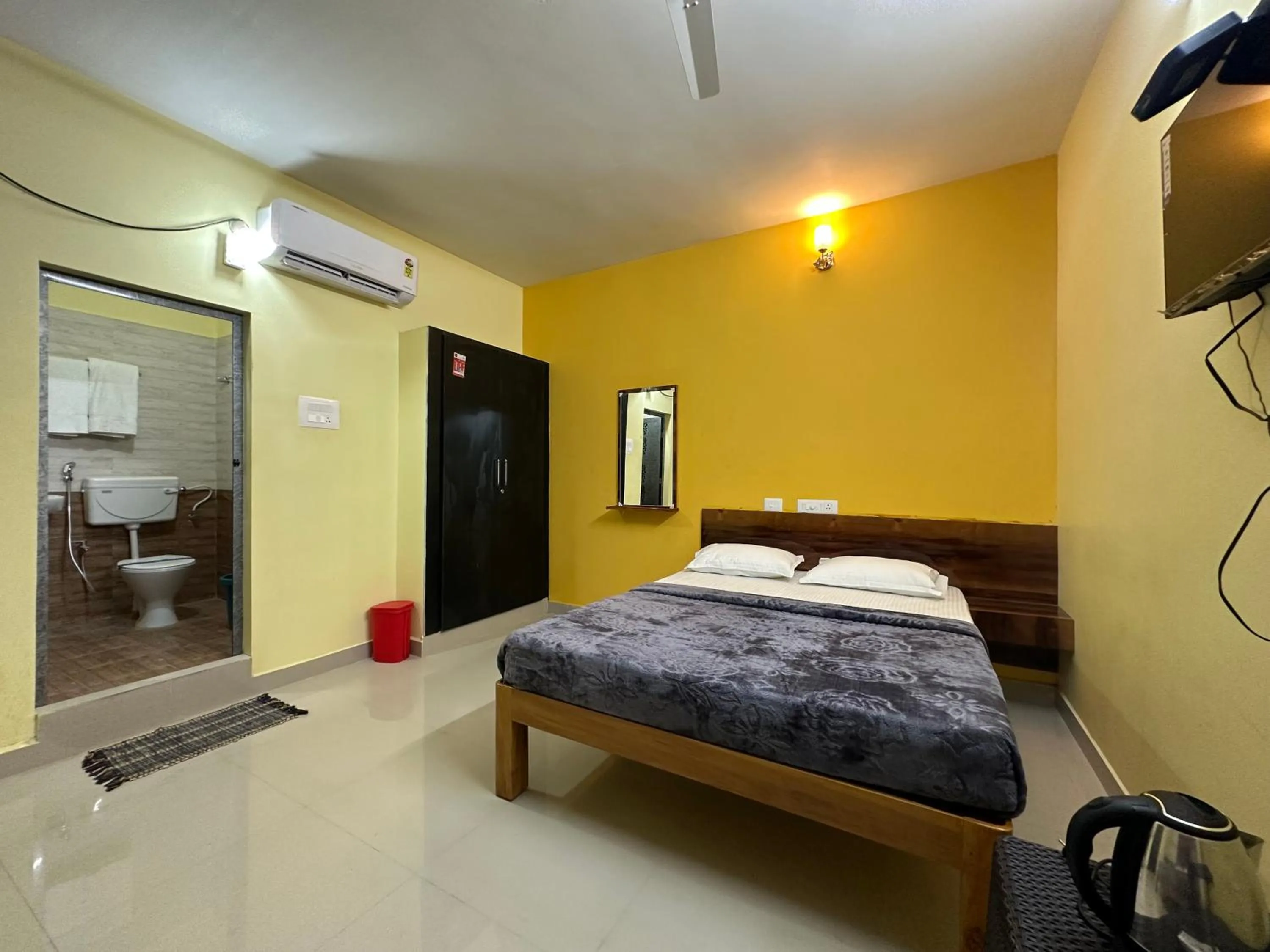 TV and multimedia, Bed in The Kaya Inn Srirangam