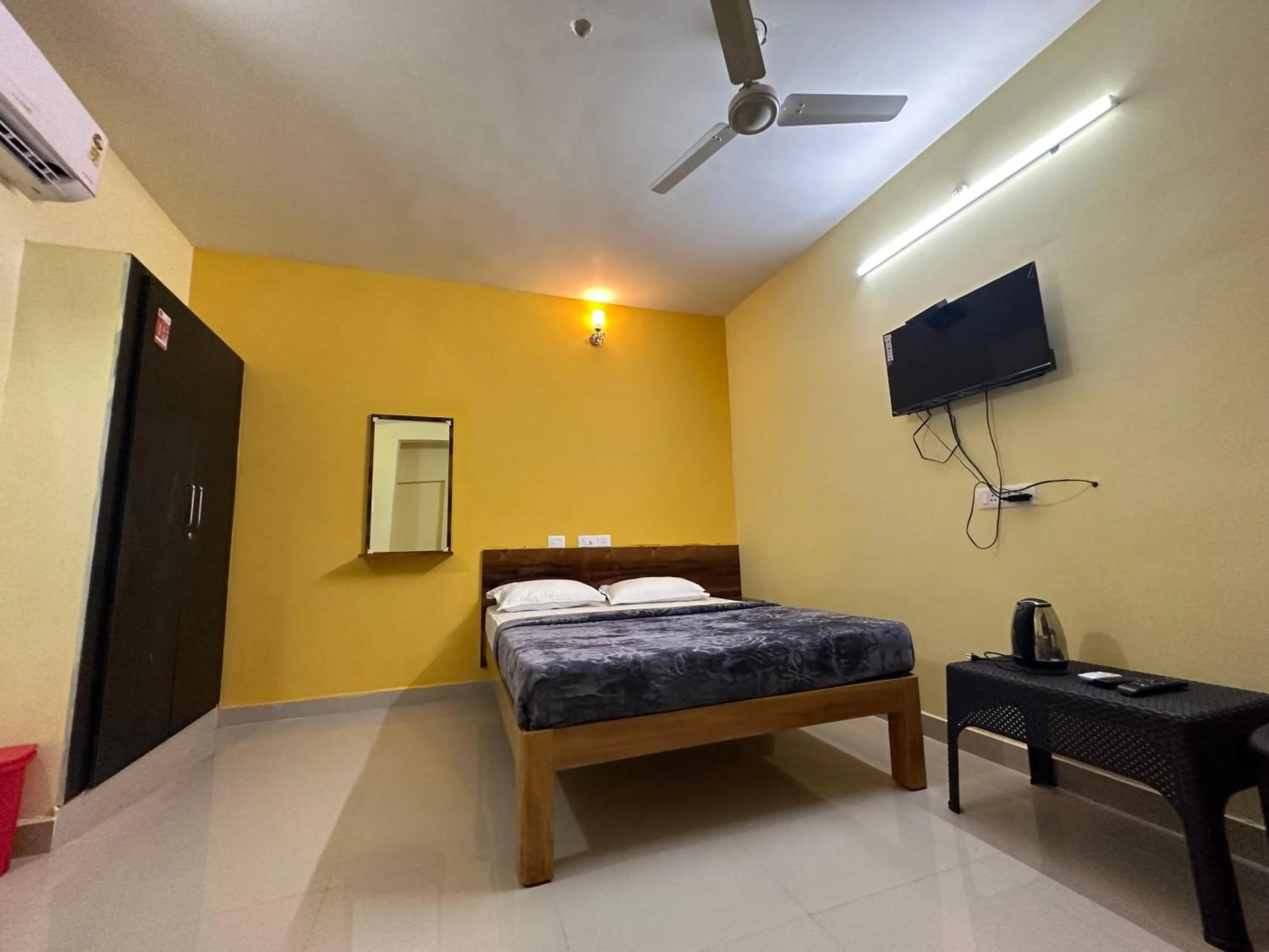 Photo of the whole room, Bed in The Kaya Inn Srirangam