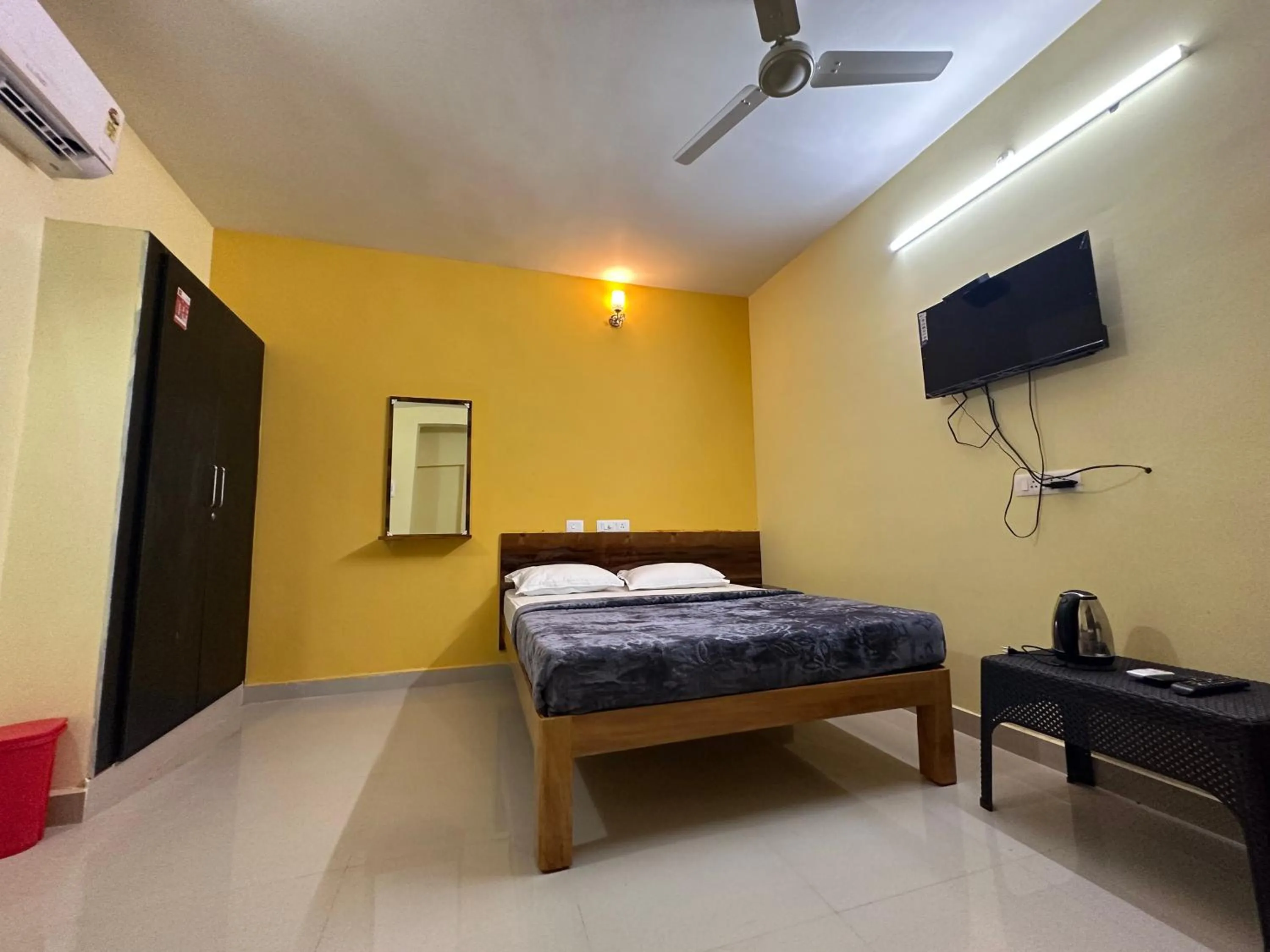 Photo of the whole room, Bed in The Kaya Inn Srirangam