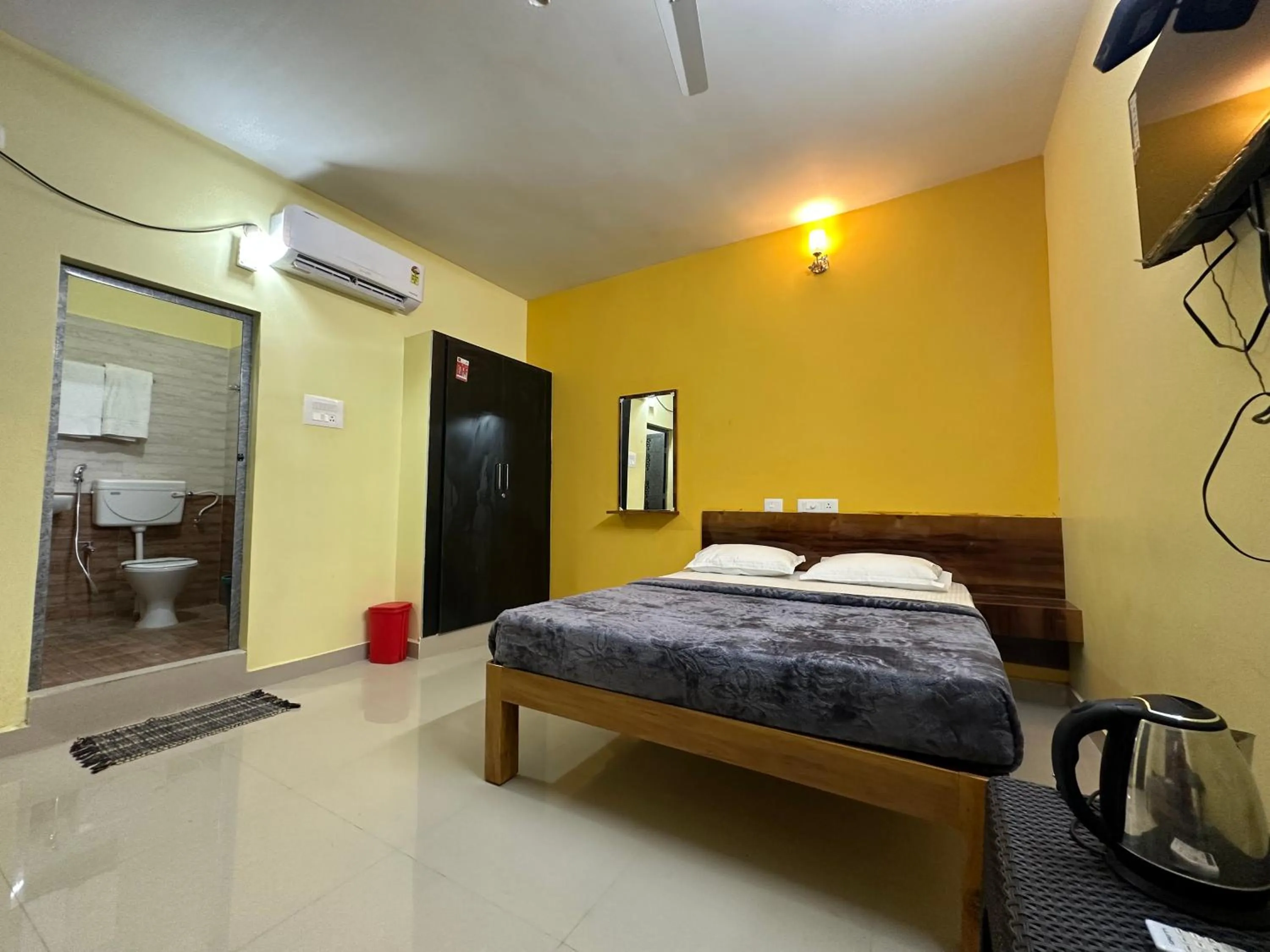 Bed in The Kaya Inn Srirangam