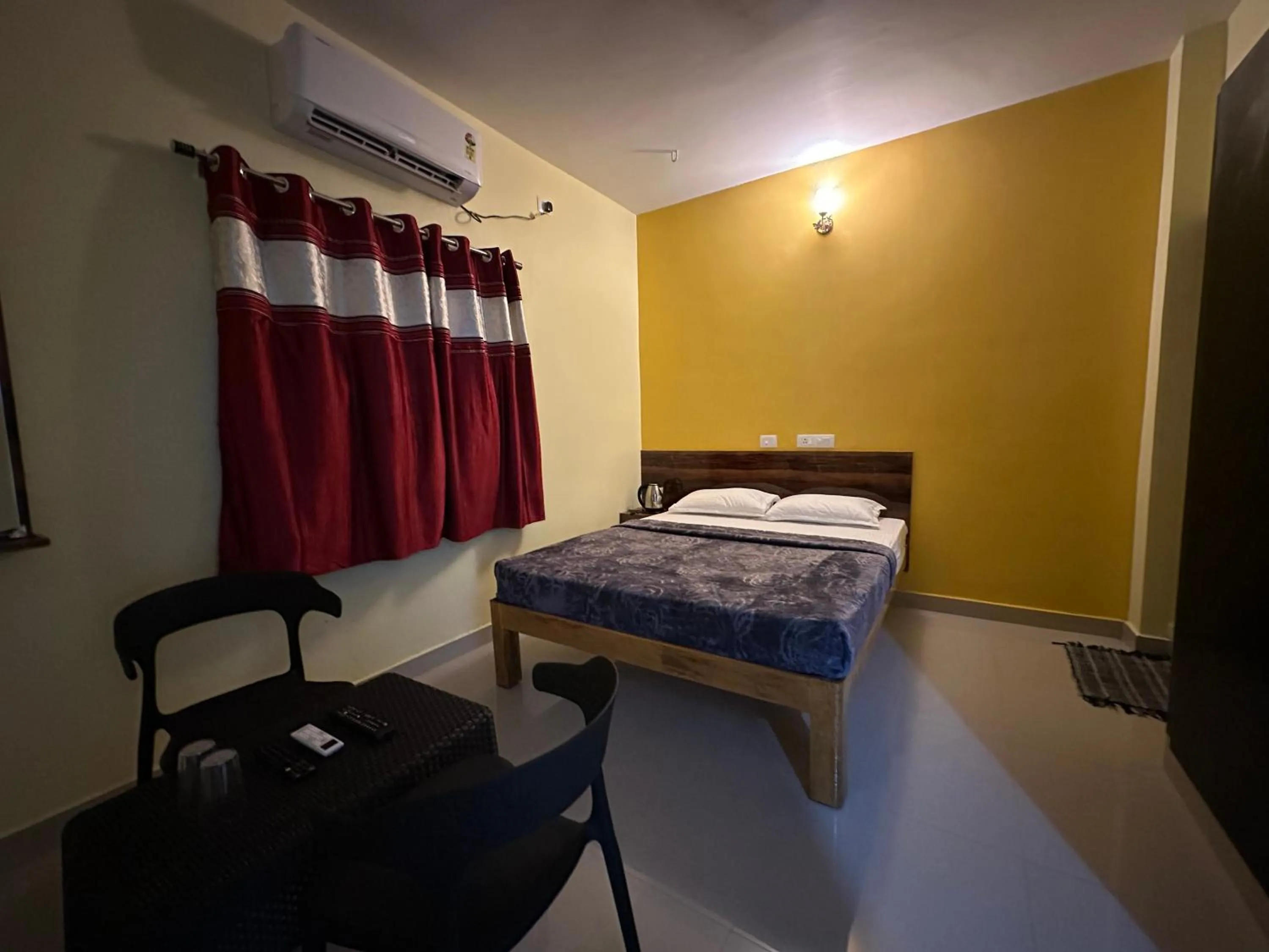 Photo of the whole room, Bed in The Kaya Inn Srirangam