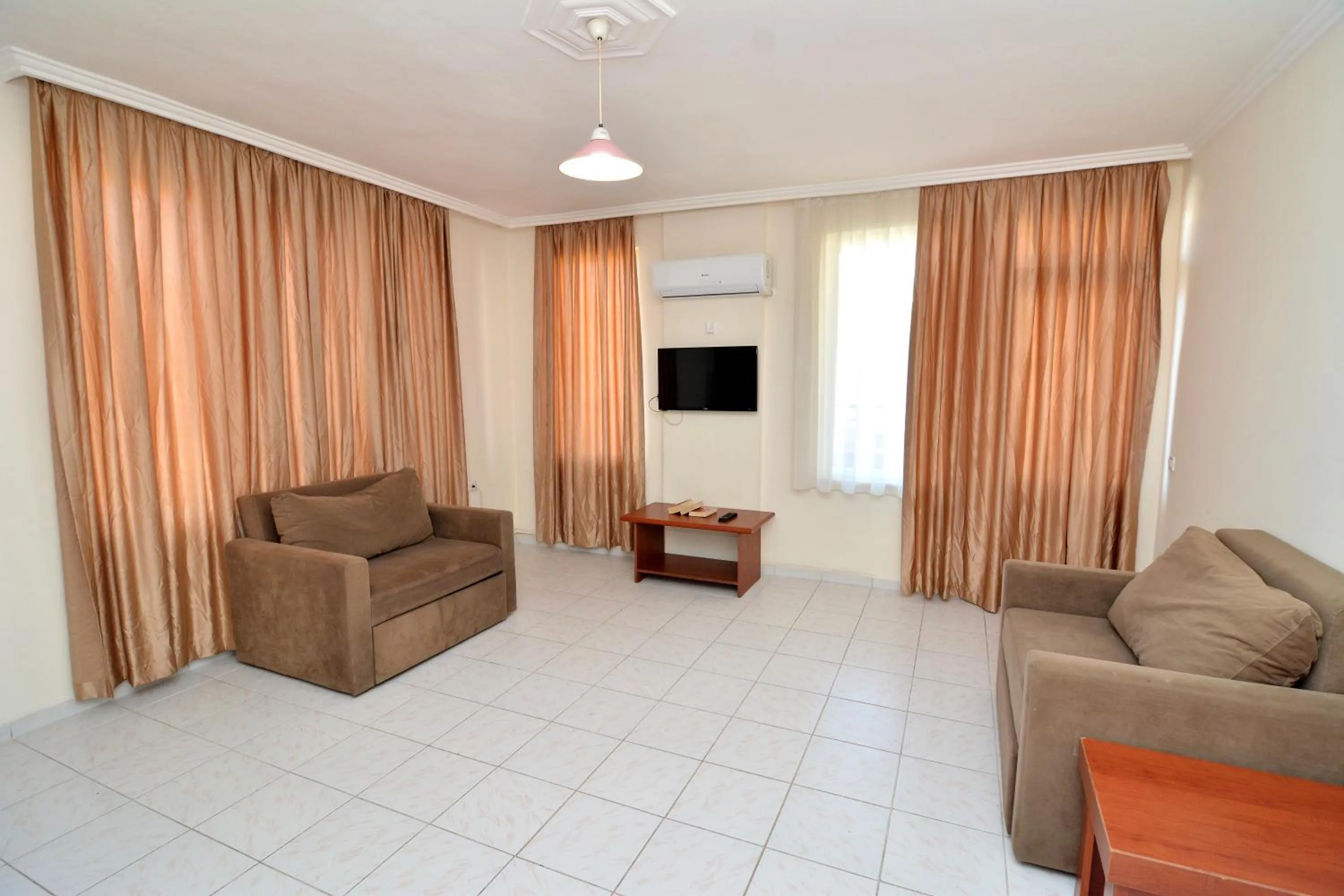 Communal lounge/ TV room in Rose Garden Apart Hotel