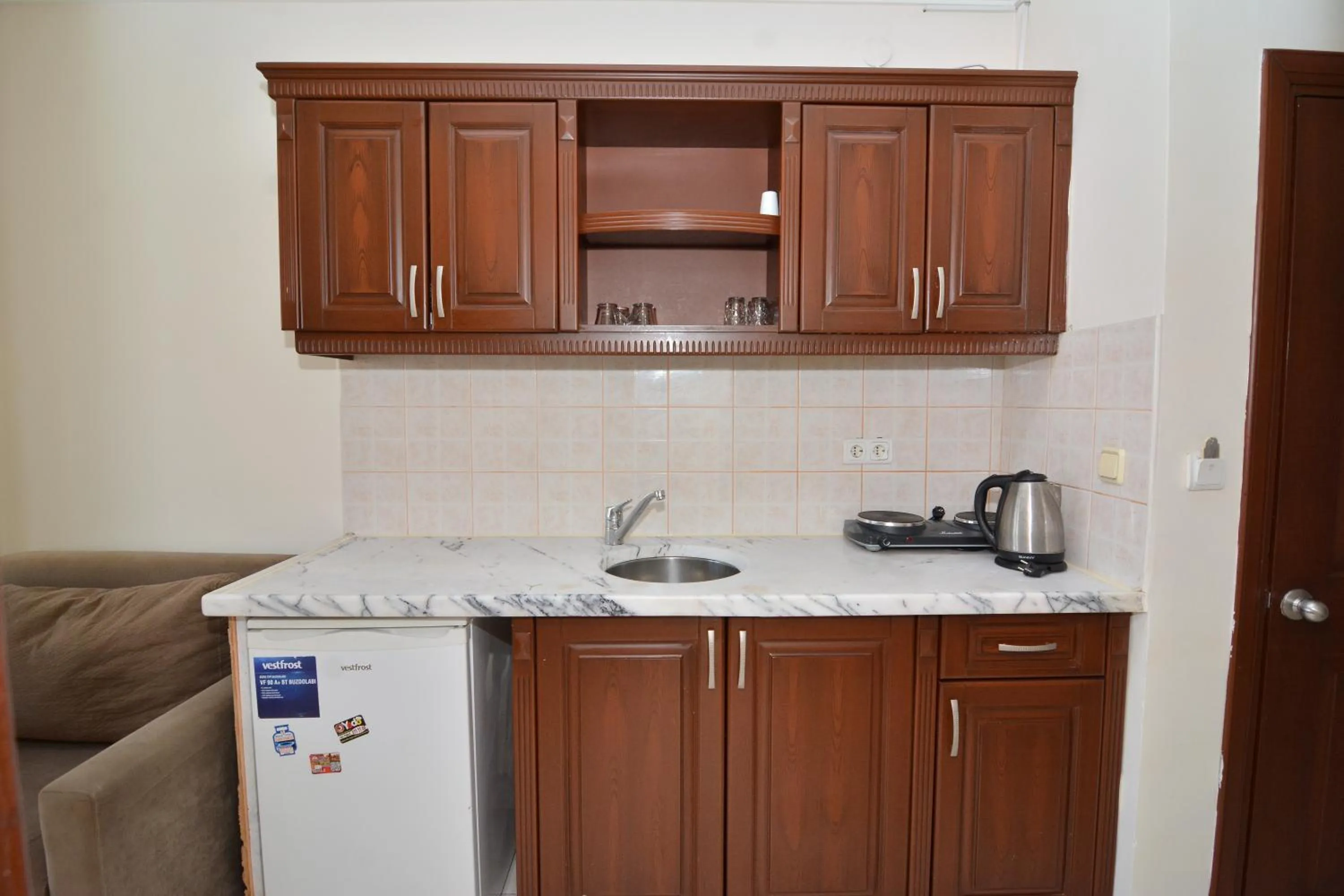 Kitchen or kitchenette in Rose Garden Apart Hotel