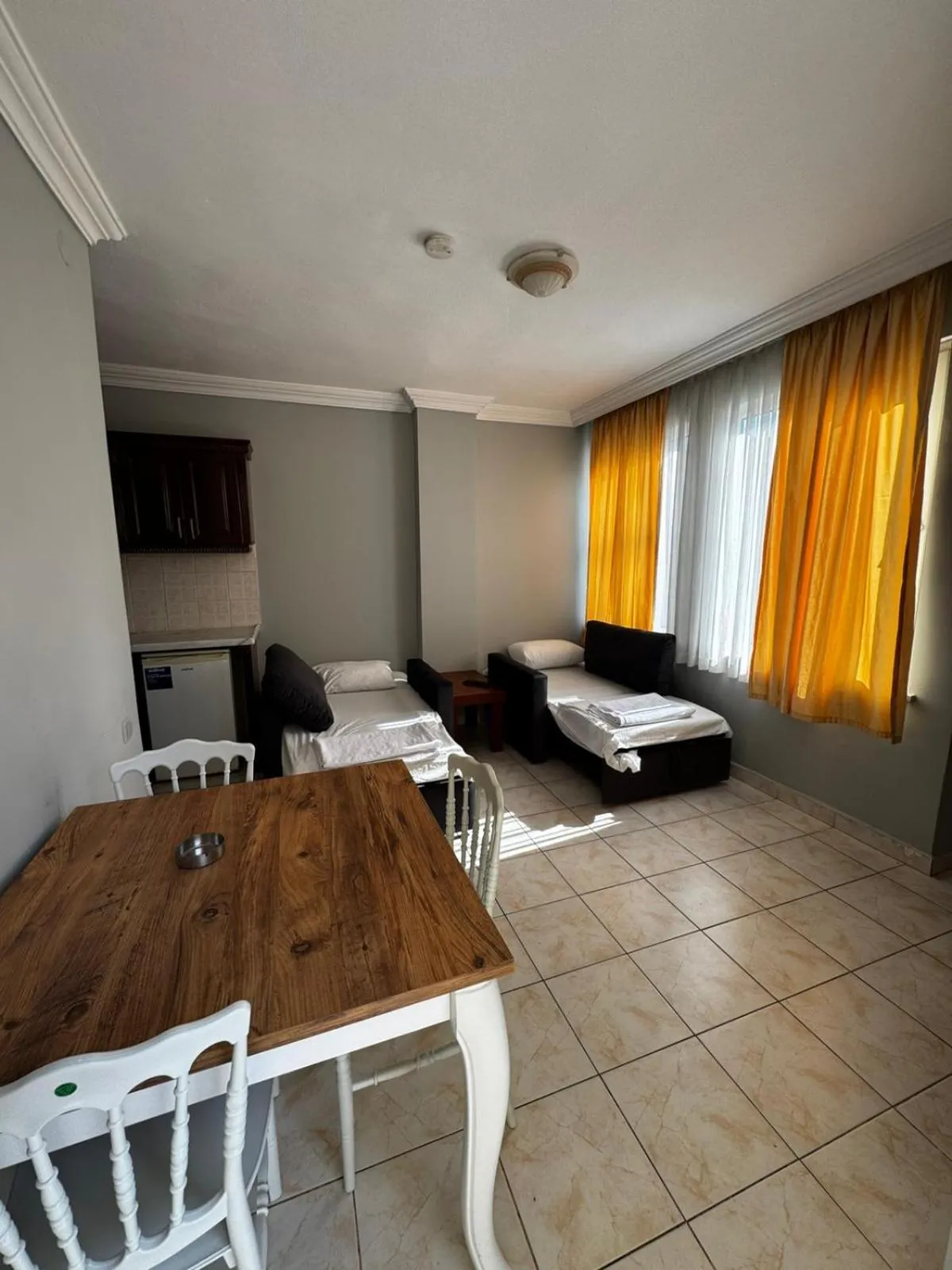 Communal lounge/ TV room, Bed in Rose Garden Apart Hotel